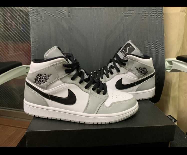 Nike Air Jordan 1 Mid "Light Smoke Grey/White/Black"