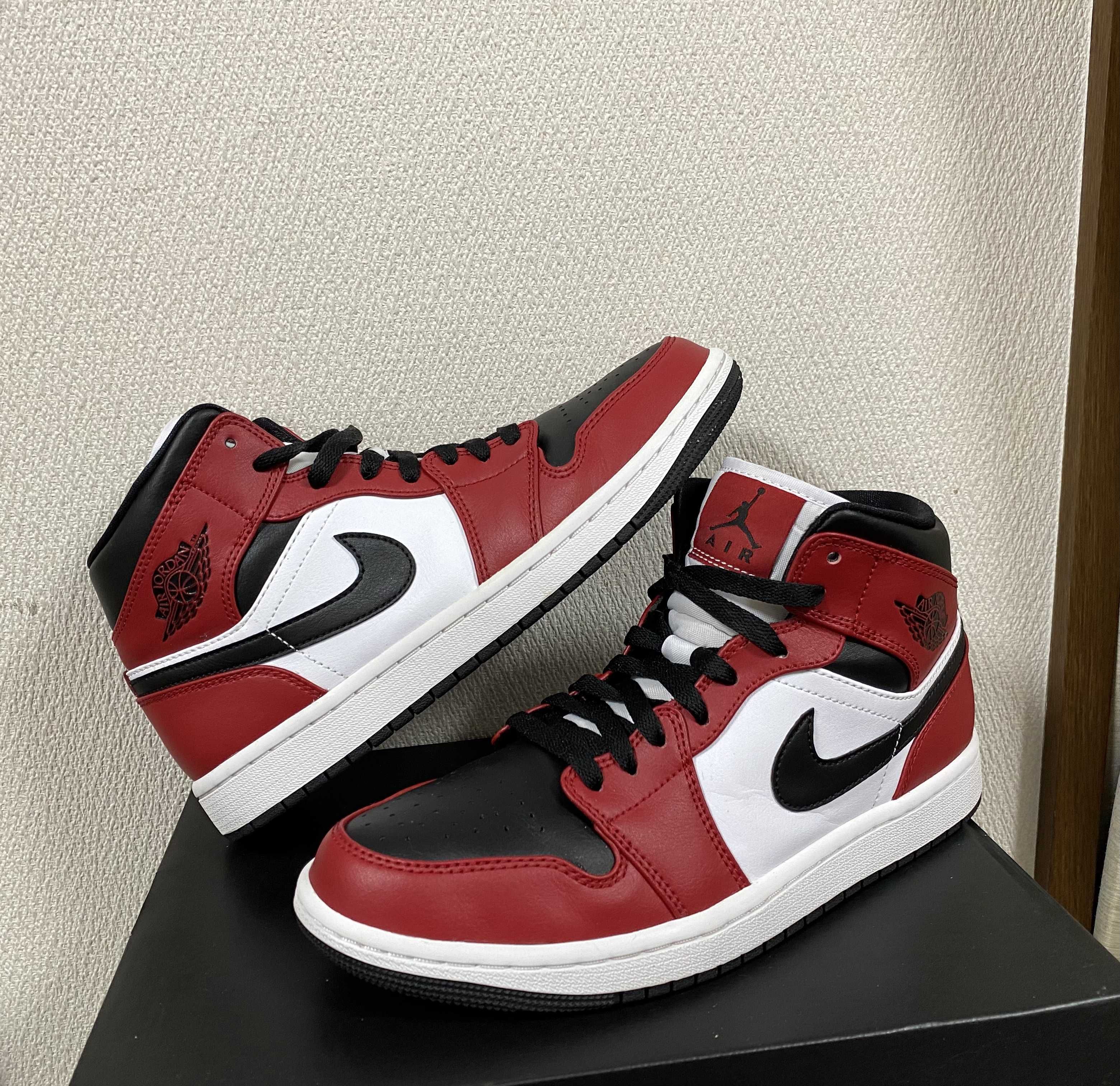 Nike Air Jordan 1 Mid "Chicago Black Toe"