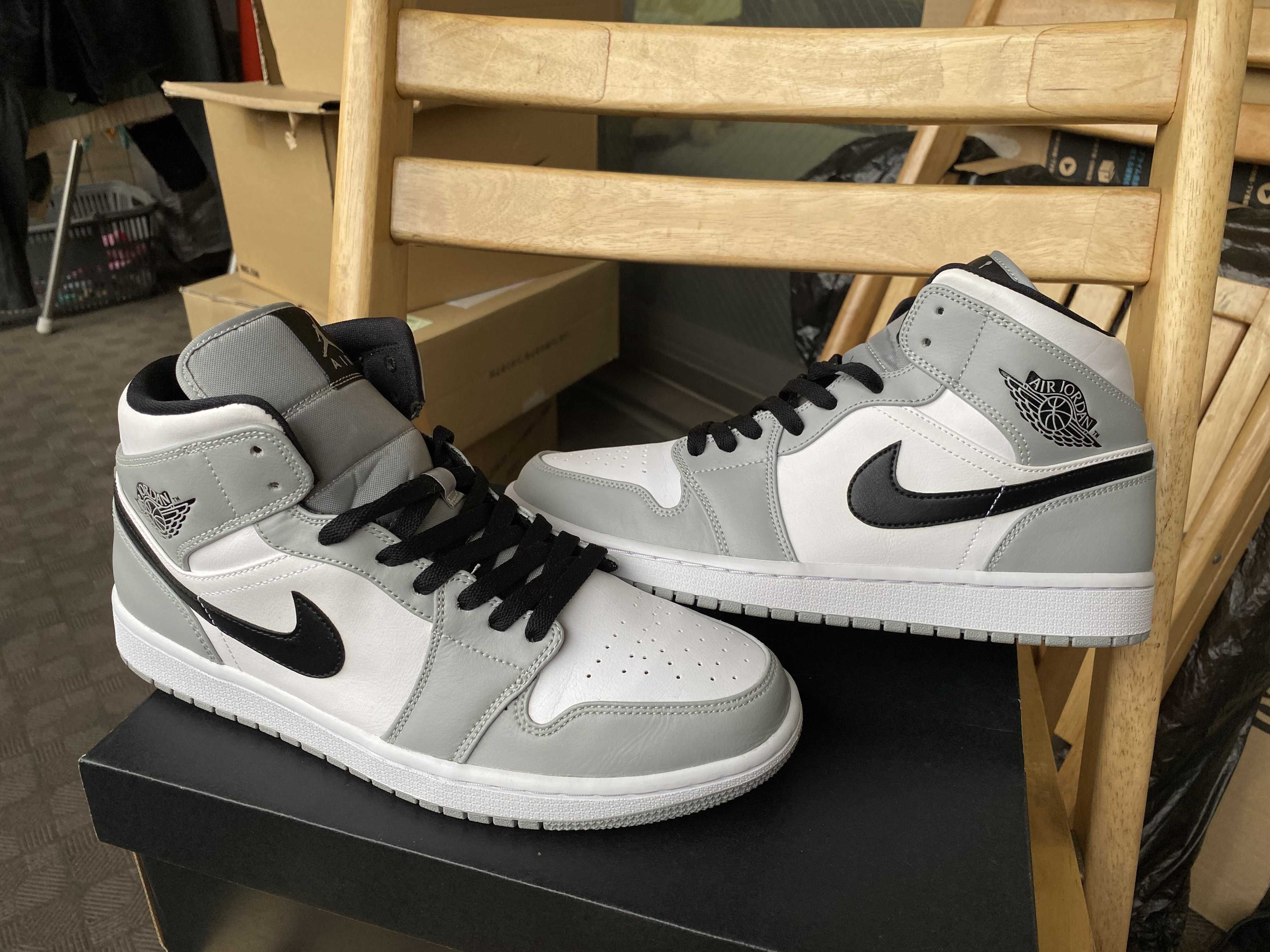 Nike Air Jordan 1 Mid "Light Smoke Grey/White/Black"