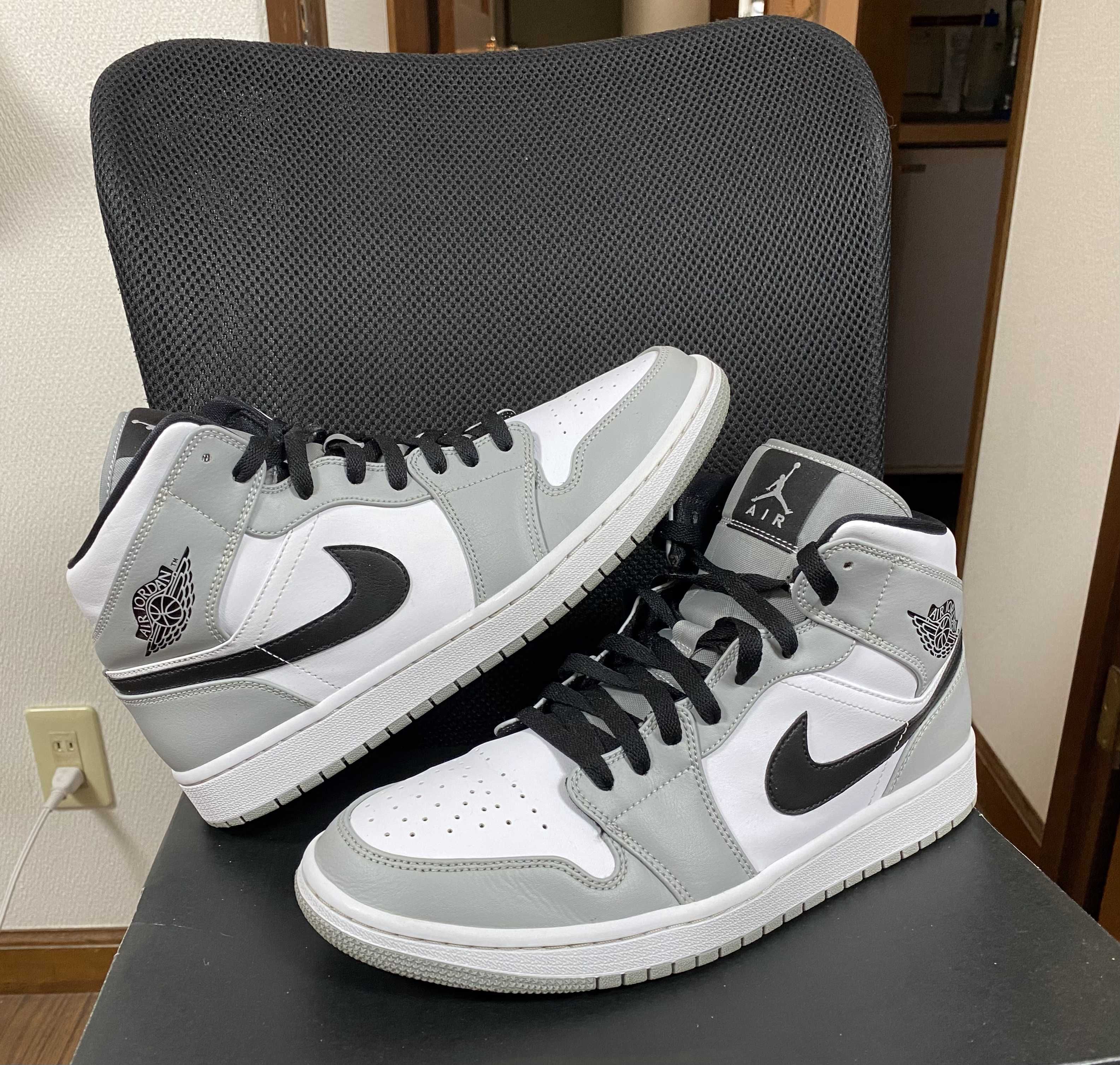Nike Air Jordan 1 Mid "Light Smoke Grey/White/Black"