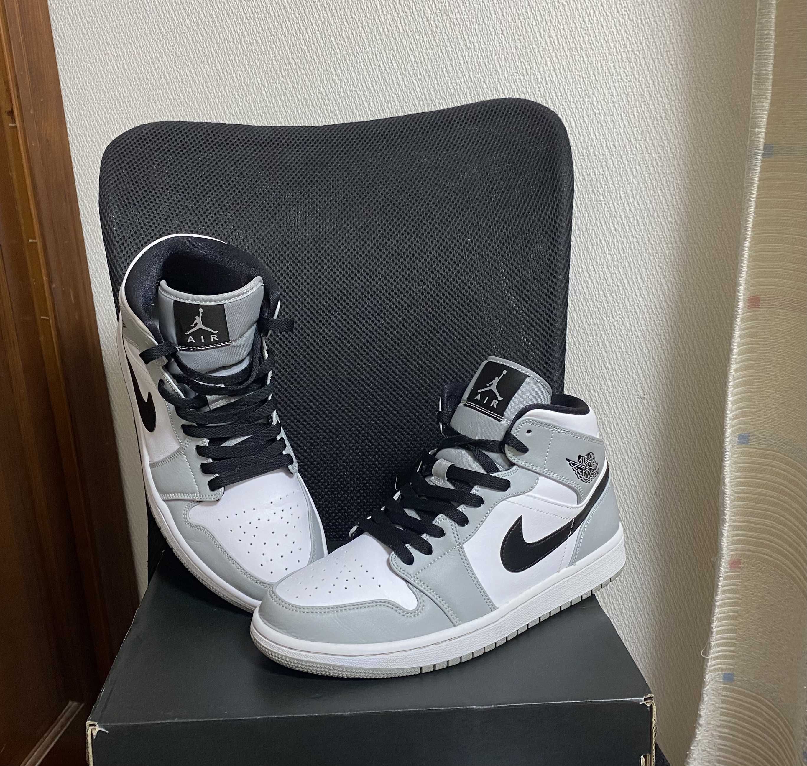 Nike Air Jordan 1 Mid "Light Smoke Grey/White/Black"