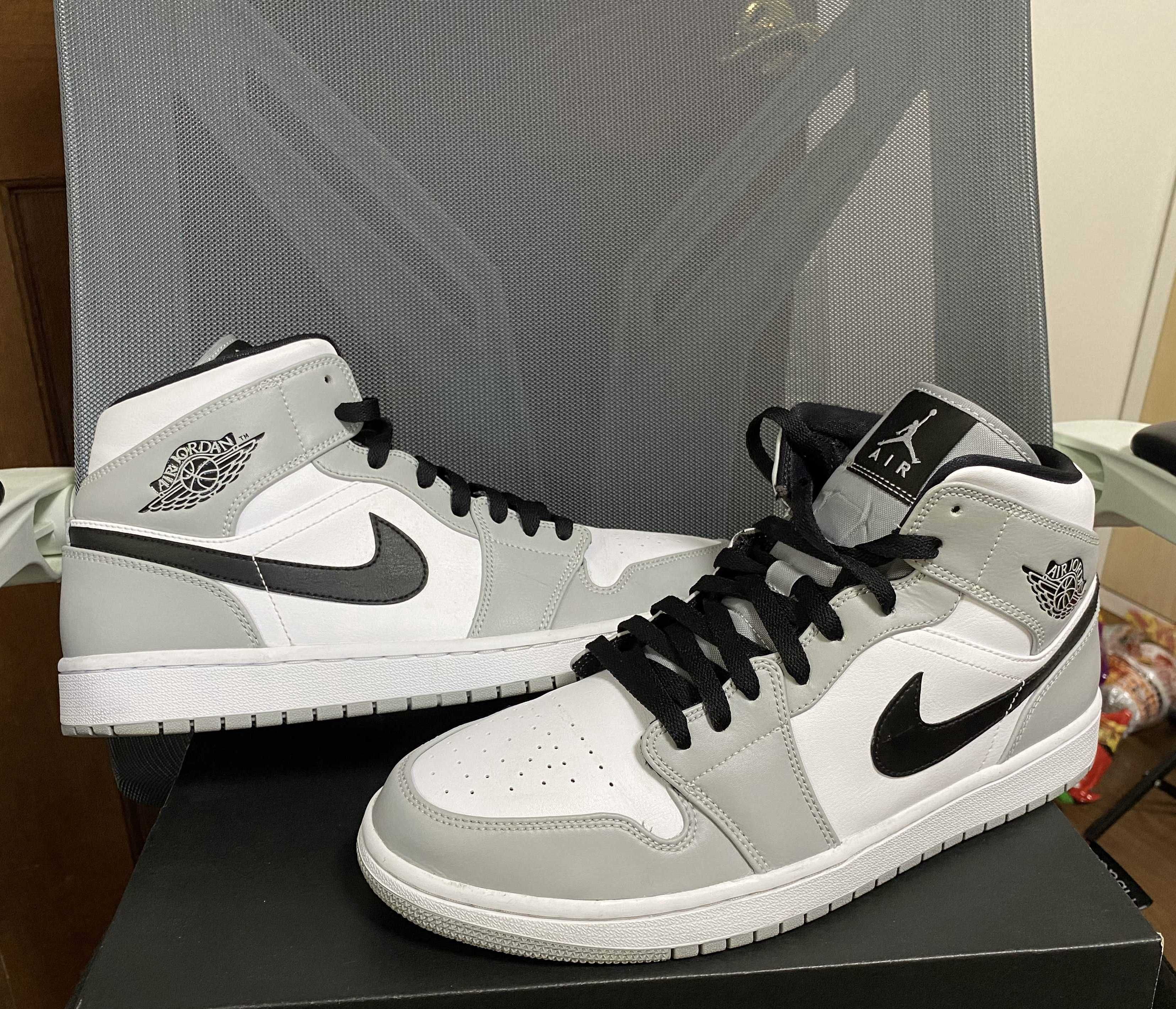 Nike Air Jordan 1 Mid "Light Smoke Grey/White/Black"