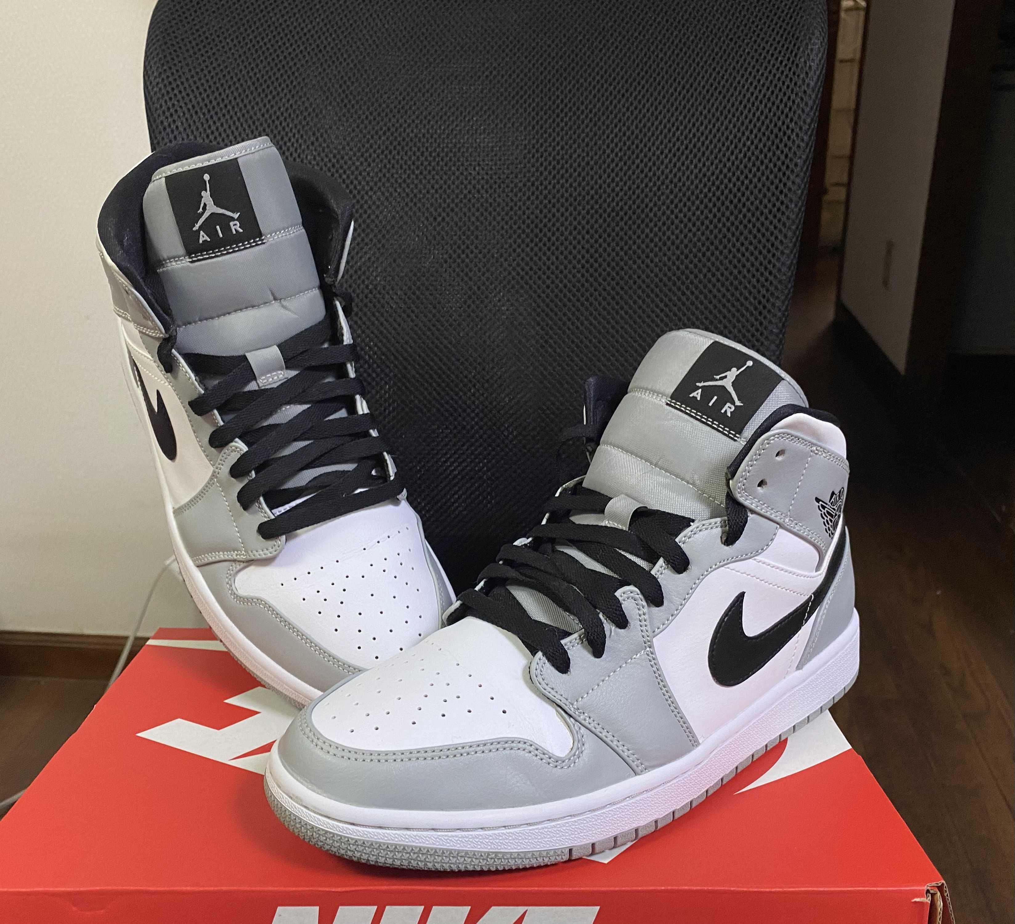 Nike Air Jordan 1 Mid "Light Smoke Grey/White/Black"