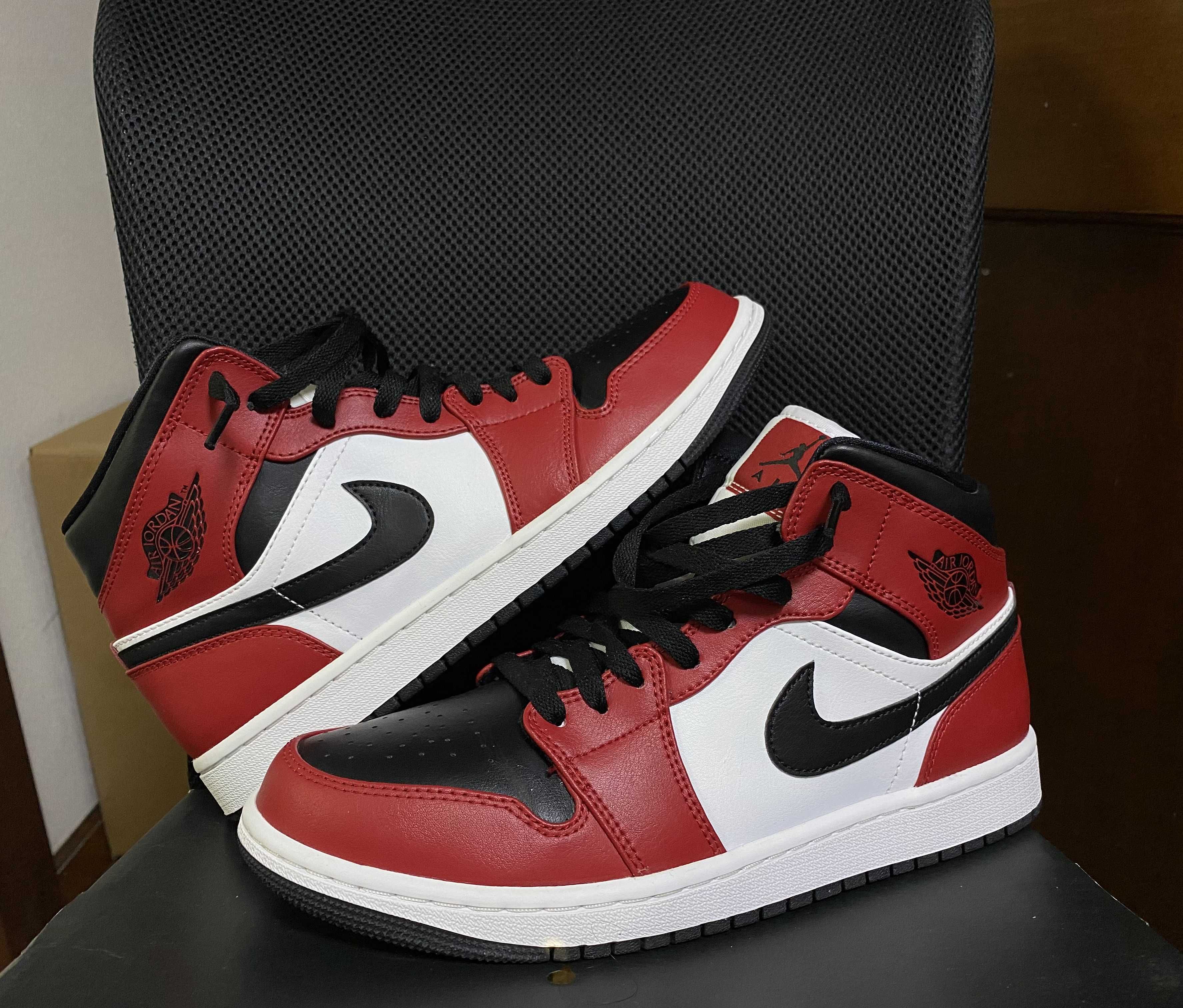 Nike Air Jordan 1 Mid "Chicago Black Toe"