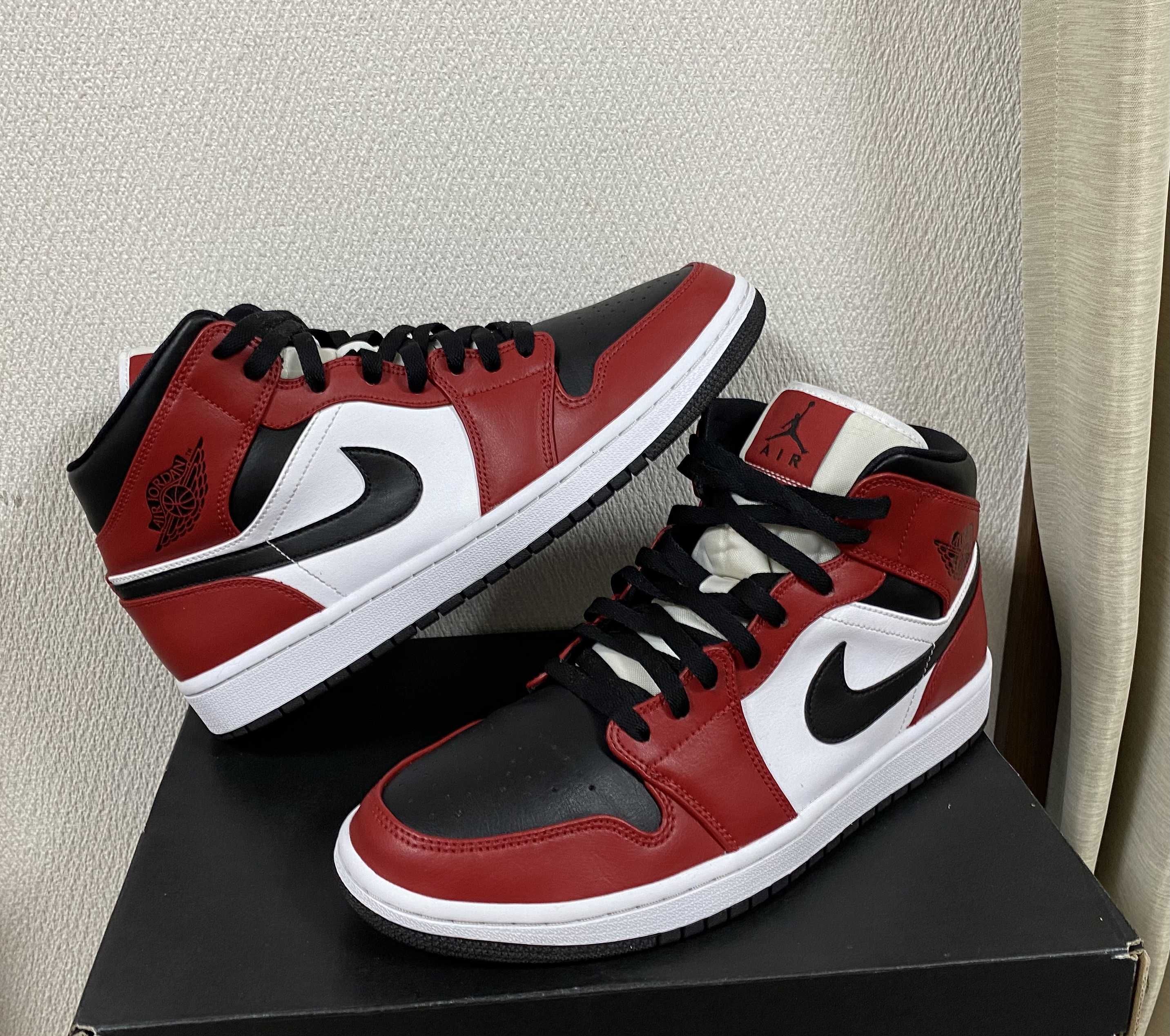 Nike Air Jordan 1 Mid "Chicago Black Toe"
