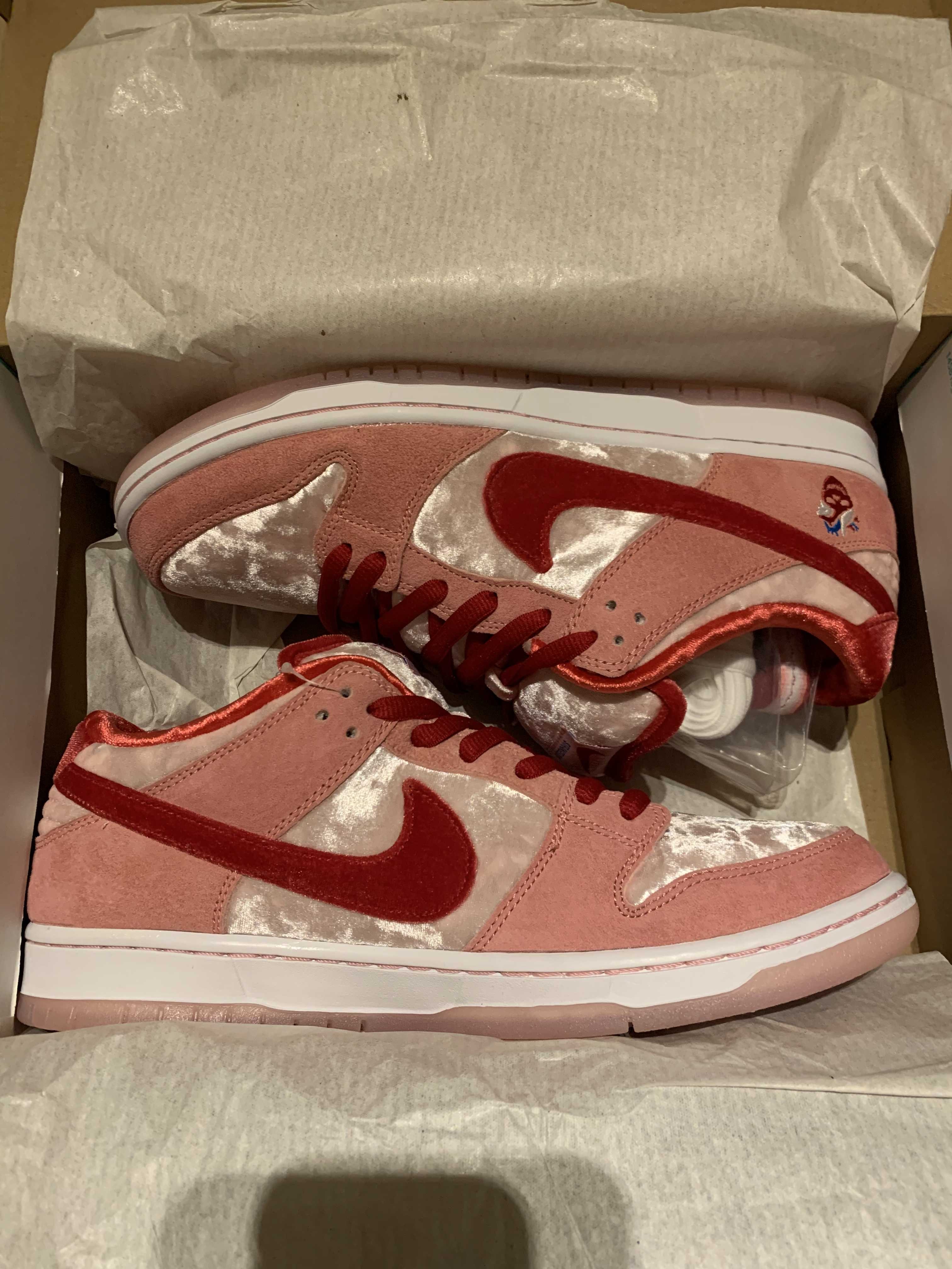 Strangelove × Nike SB Dunk Low "Valentine’s Day"
