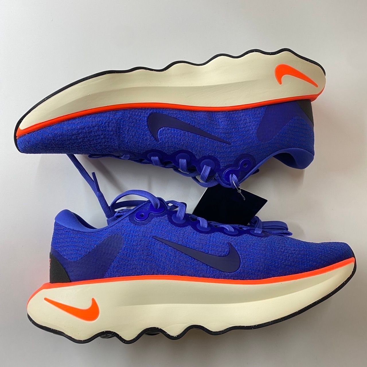 ナイキ モティバ "アストロノミーブルー/ハイパークリムゾン/ブラック"