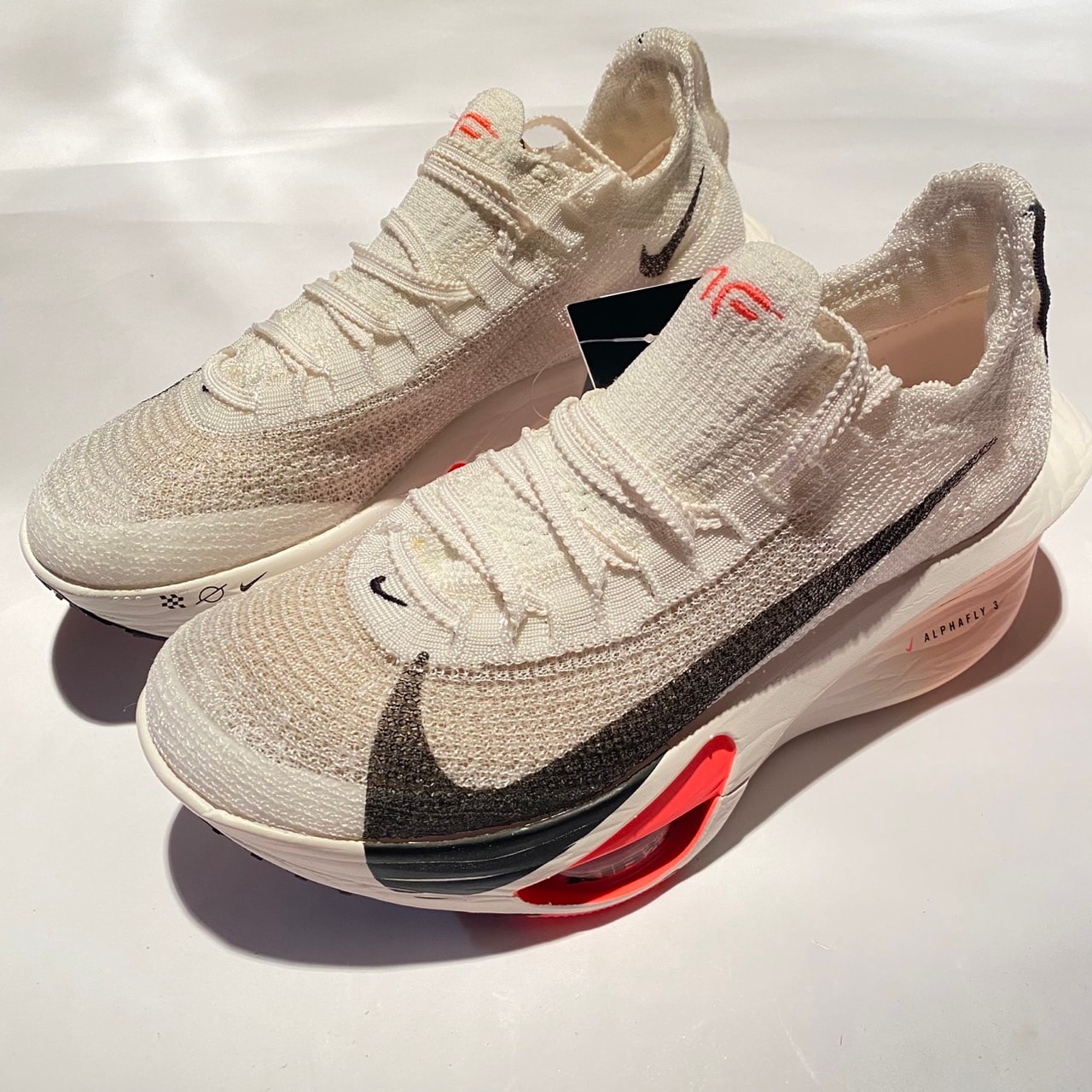 ナイキ ウィメンズ アルファフライ3 "セイル/クリムゾンティント/グアバアイス/ブラック"