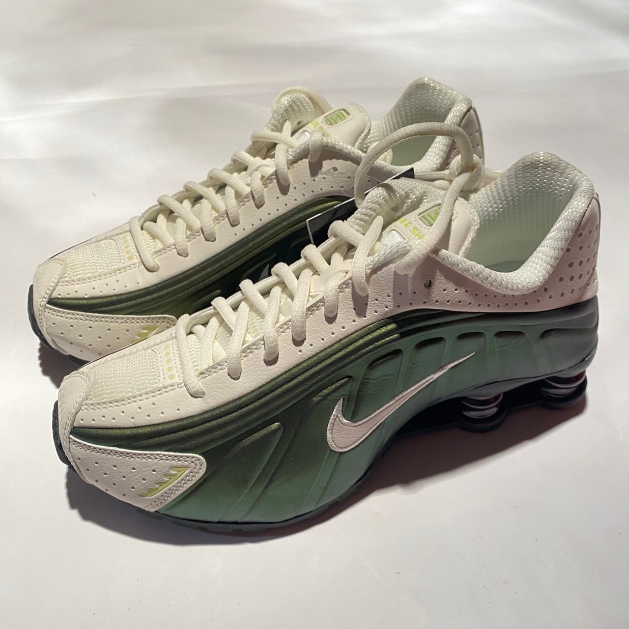 ナイキ ウィメンズ ショックス R4 "セイル/オフノワール/ライトレモンツイスト"