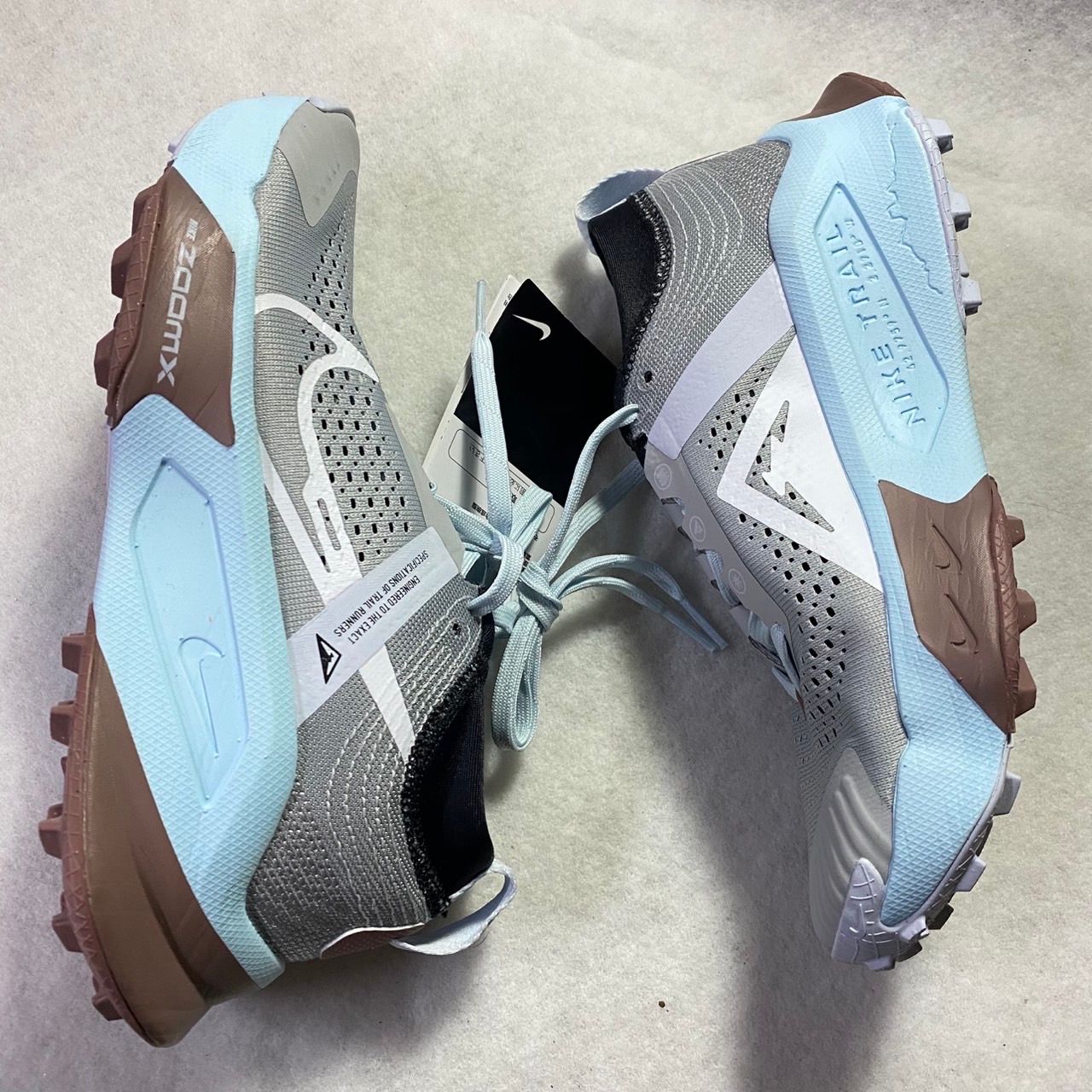 ナイキ ウィメンズ ゼガマ "ライトスモークグレー/ブラック/グレイシャーブルー/ホワイト"