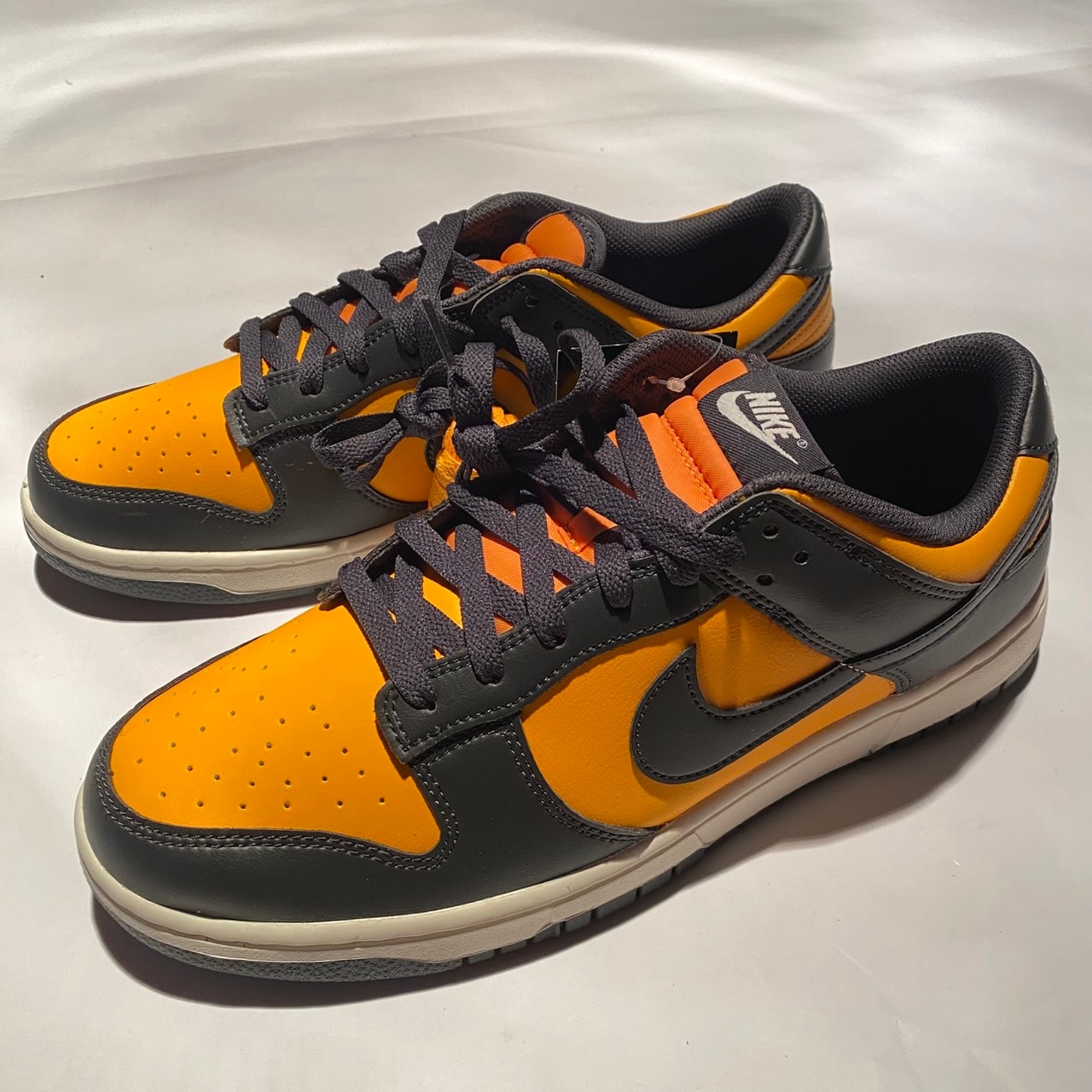 ナイキ ダンク ロー レトロ "サンダイアル/セイル/アンスラサイト"