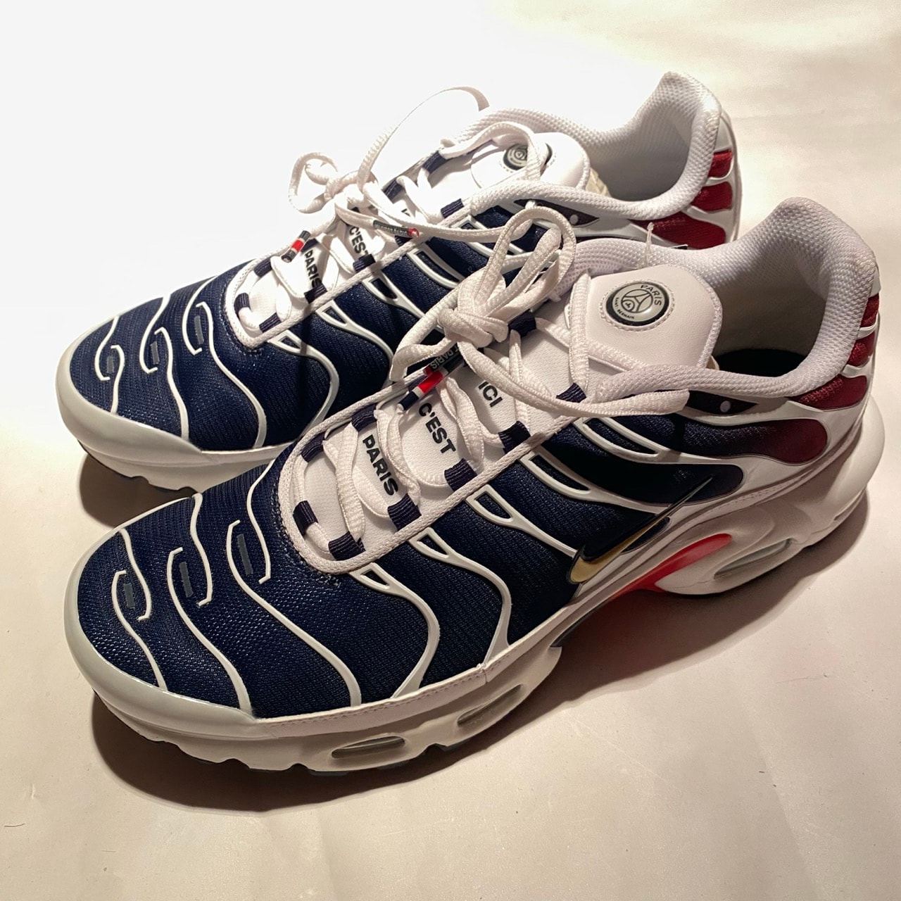 Paris Saint-Germain (PSG) × Nike Air Max Plus "White/Midnight Navy/University Red/Metallic Gold"