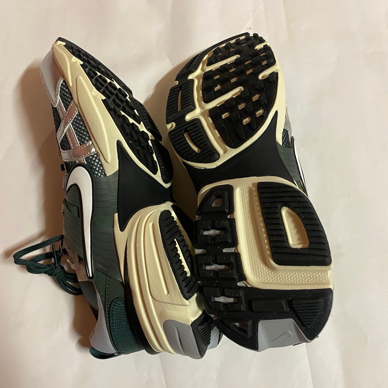 A+ (新品・未使用(ワケあり))】ナイキ V2Kラン 
