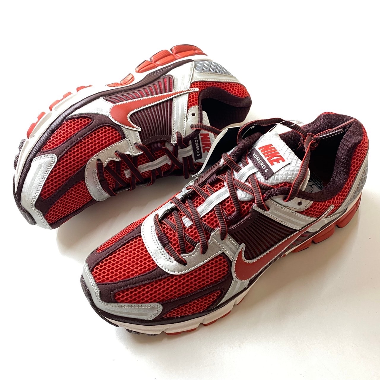 ナイキ ウィメンズ ズーム ボメロ5 "ミスティックレッド アンド プラチナム"