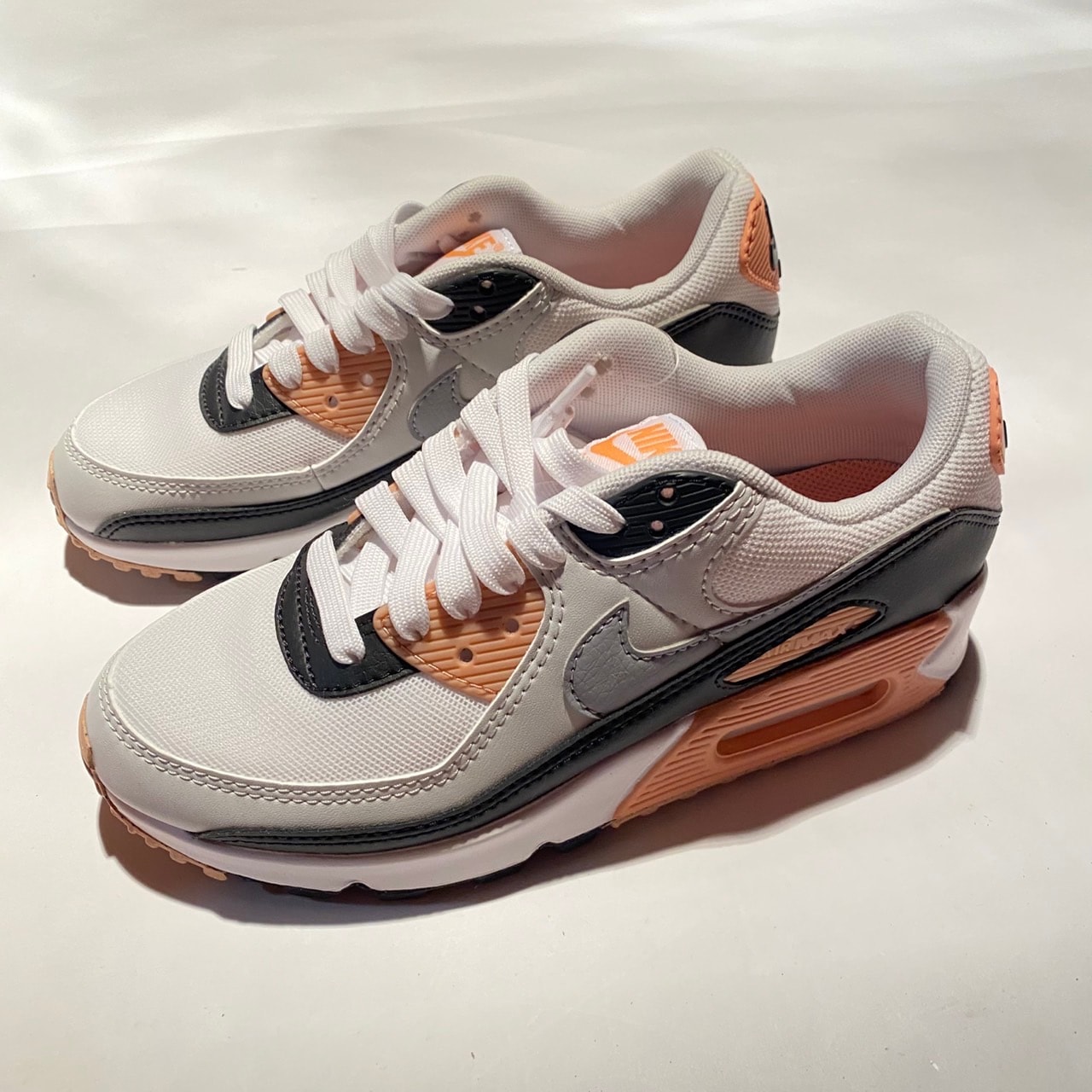 ナイキ ウィメンズ エアマックス90 "ホワイト/ブラック/フォトンダスト/ウルフグレー"