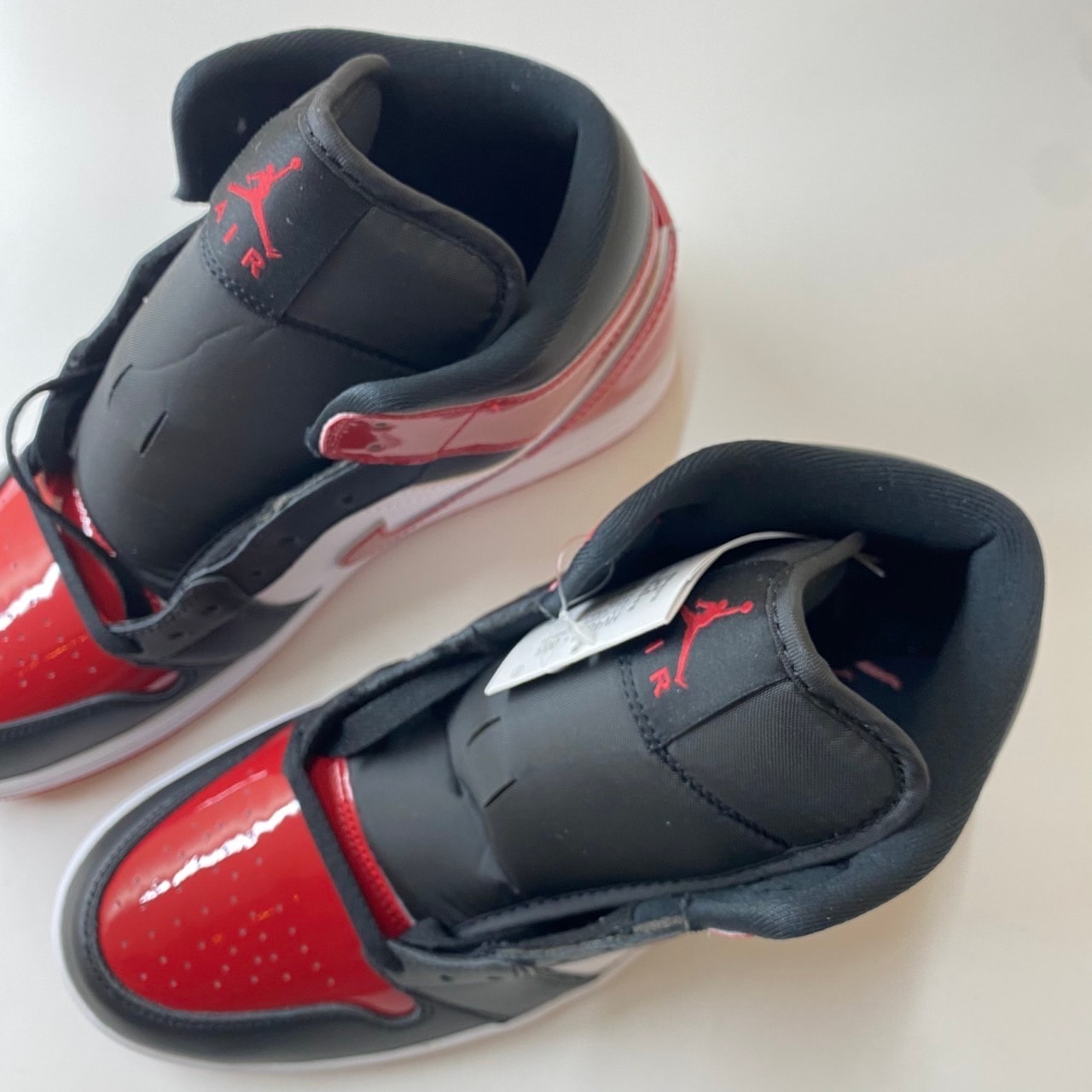 ナイキ エアジョーダン1 ミッド SE "ブラック/ホワイト/バーシティレッド"