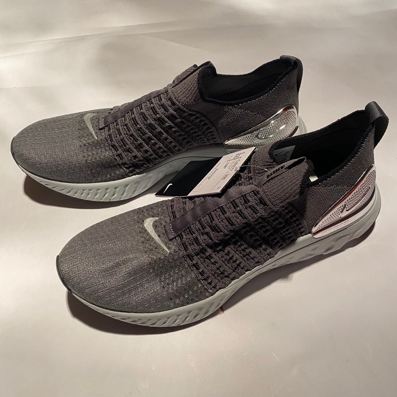 ナイキ リアクト ファントム ラン フライニット2 "アイアングレー/メタリックシルバー/ブラック"