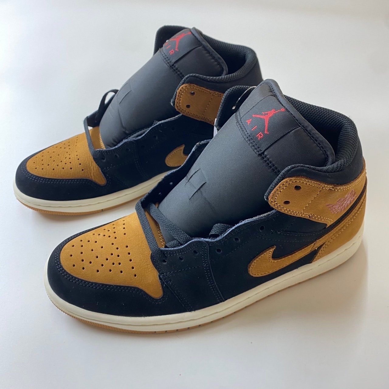 ナイキ エアジョーダン1 ミッド SE "ブラック/バーシティレッド/セイル/フラックス"