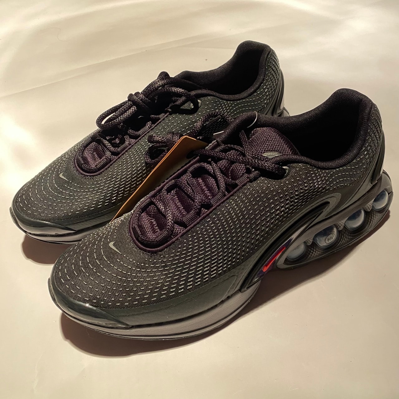 ナイキ エアマックスDN "アンスラサイト/ライトクリムゾン/ダークスモークグレー"