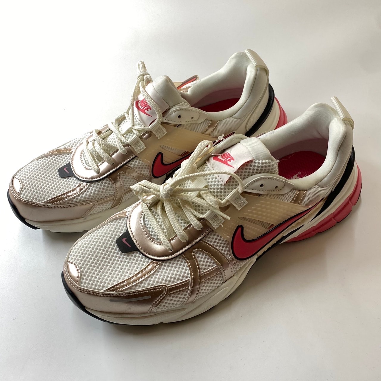 ナイキ ウィメンズ V2Kラン "グアバアイス/アスターピンク/ブラック/メタリックシルバー"