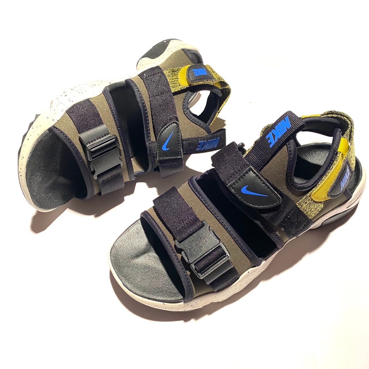 NIKE SANDAL CANYON "CARGO KHAKI/BRIGHT CITRON/BLACK/SIGNAL BLUE"