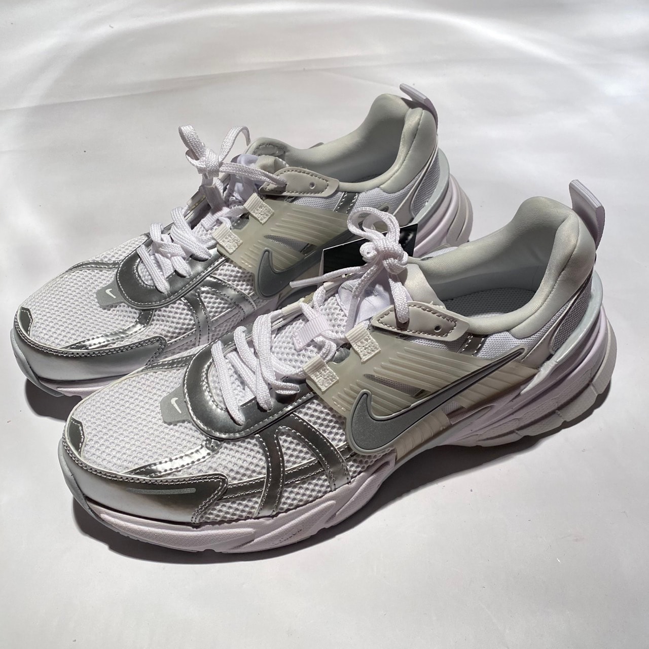 ナイキ ウィメンズ V2K ラン "メタリックシルバー/ホワイト"