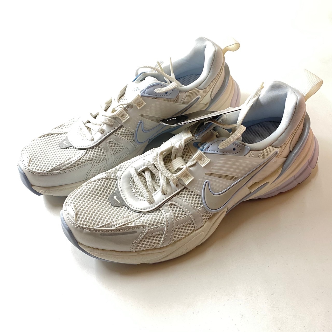 ナイキ ウィメンズ V2Kラン "プラチナムティント/サミットホワイト/ライトスモークグレー"