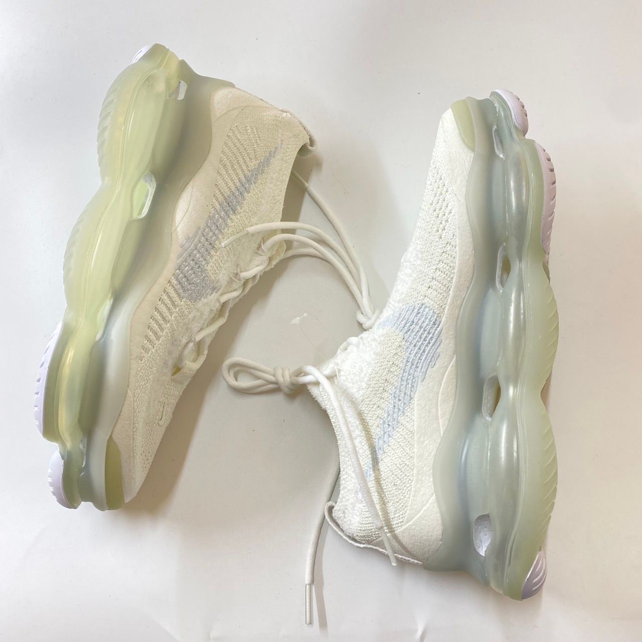 ナイキ ウィメンズ エアマックス スコーピオン フライニット "ホワイト"