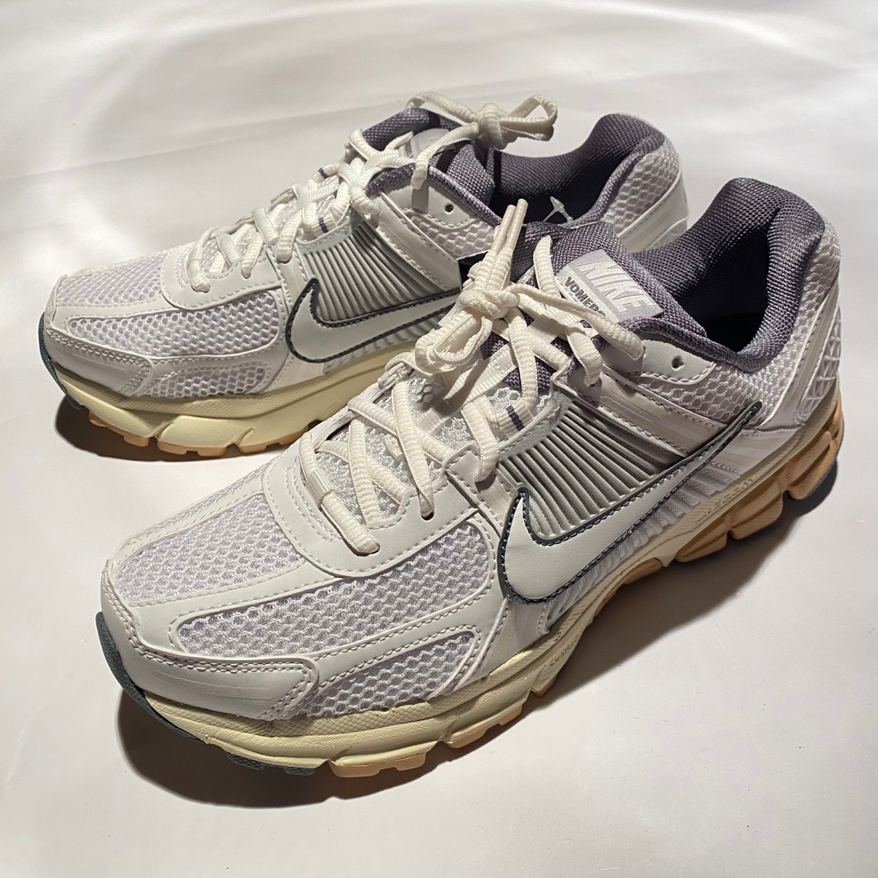 ナイキ ウィメンズ ズーム ボメロ5 "サミットホワイト/ピュアプラチナム/スモークグレー"