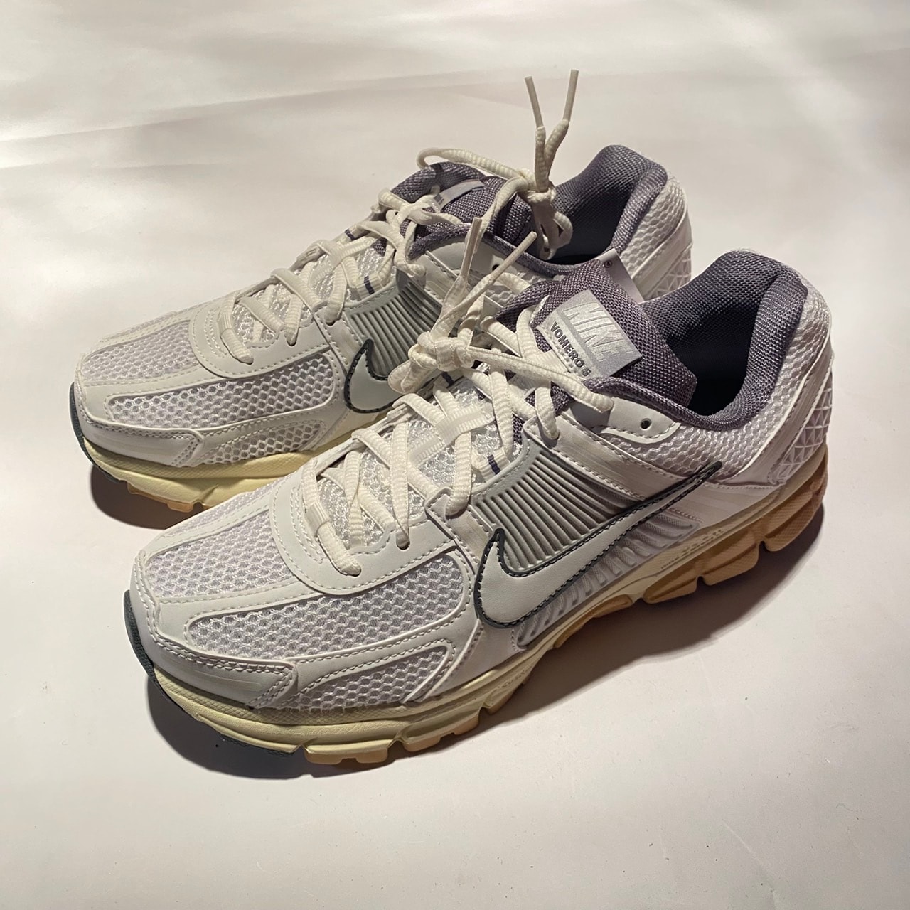 ナイキ ウィメンズ ズーム ボメロ5 "サミットホワイト/ピュアプラチナム/スモークグレー"