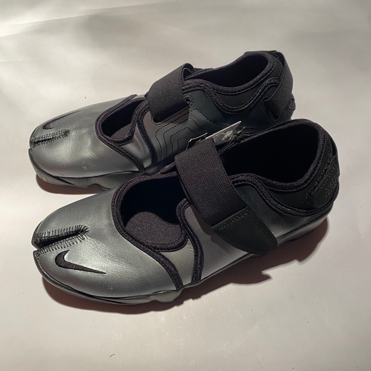 ナイキ ウィメンズ エアリフト "メタリックシルバー/ブラック"