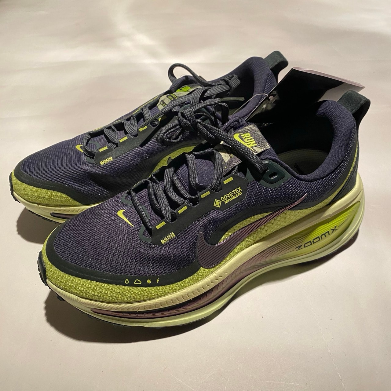 Nike Women's Vomero 18 GORE-TEX "Seaweed/Light Liquid Lime/Cyber/Seaweed"