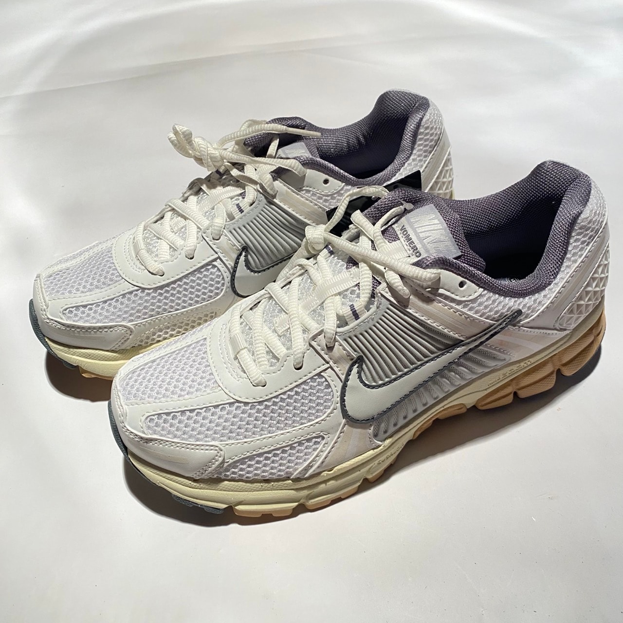 ナイキ ウィメンズ ズーム ボメロ5 "サミットホワイト/ピュアプラチナム/スモークグレー"