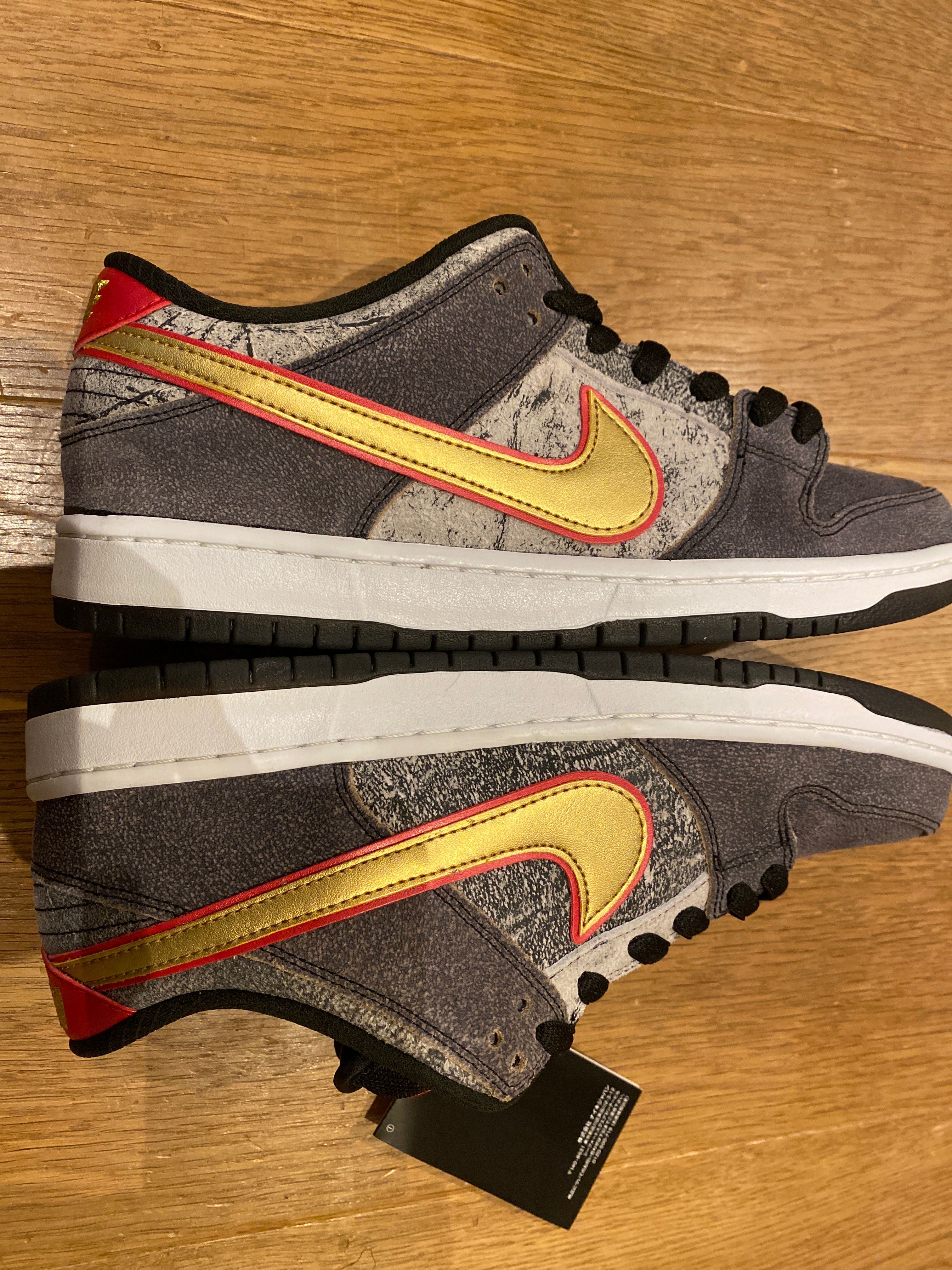 Nike SB Dunk Low PRM QS "Black/Metallic gold/University Red"