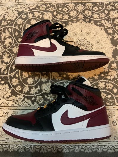 NIKE WMNS AIR JORDAN 1 MID