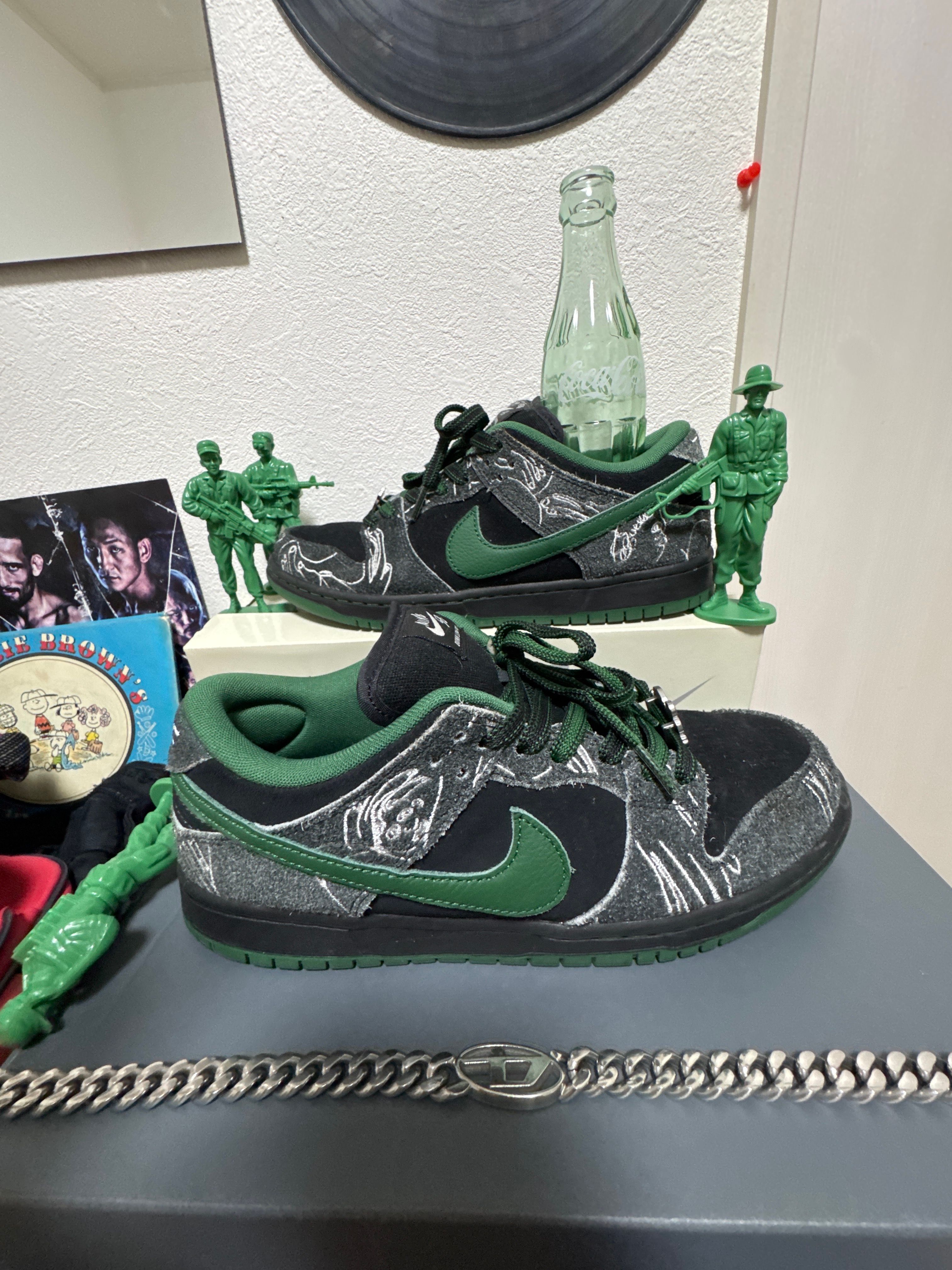 There Skateboards × Nike SB Dunk Low Pro "Anthracite and Gorge Green"