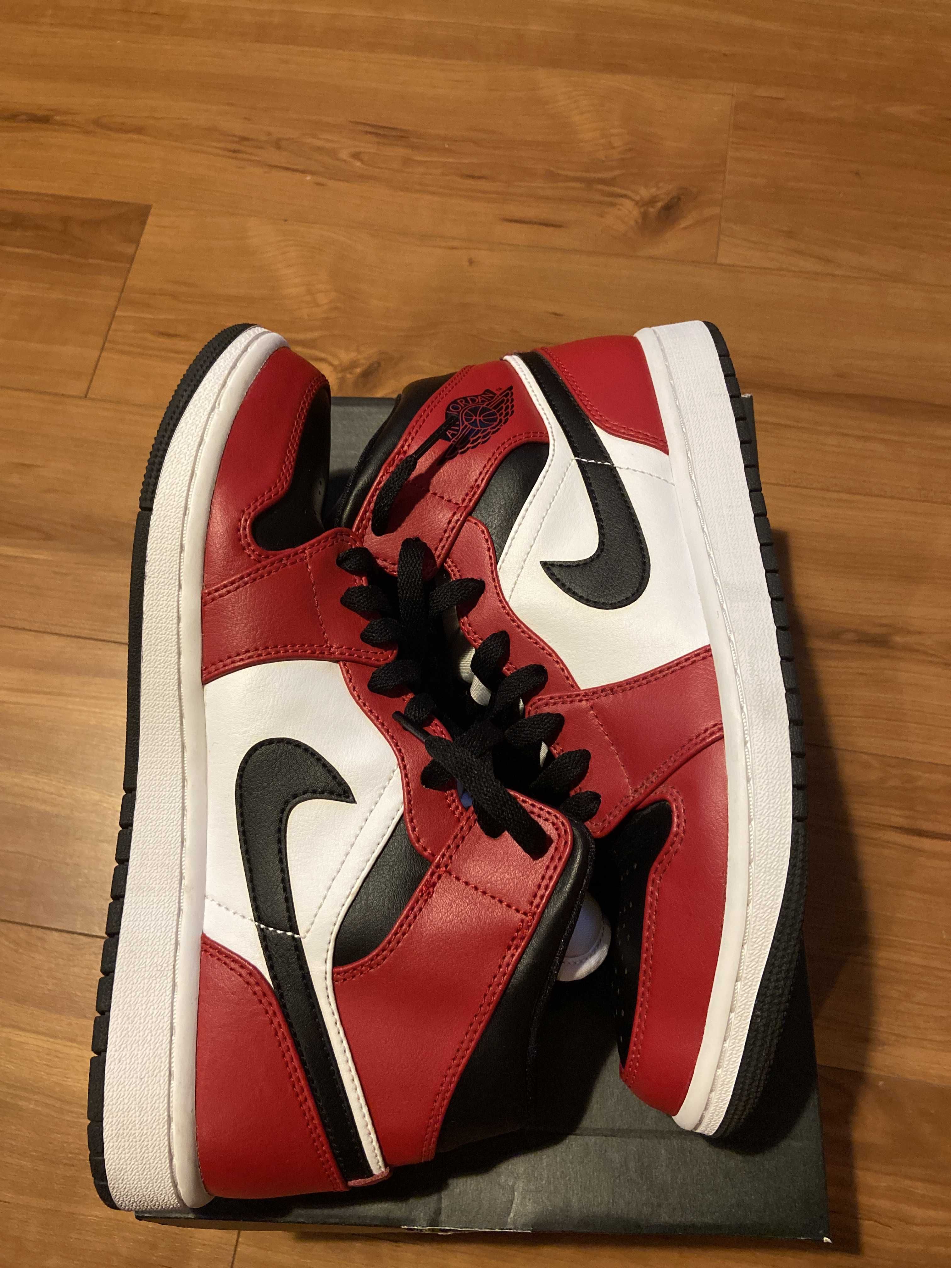 Nike Air Jordan 1 Mid "Chicago Black Toe"