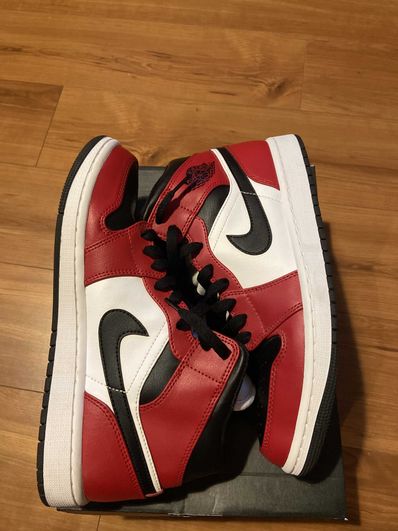 Nike Air Jordan 1 Mid "Chicago Black Toe"