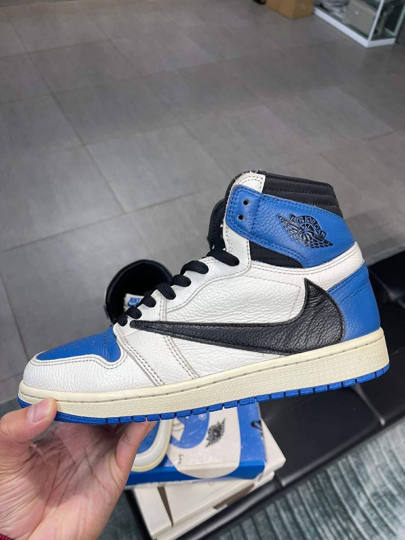 トラヴィススコット × フラグメントデザイン × ナイキ エアジョーダン1 レトロ ハイ OG SP "ミリタリー ブルー"