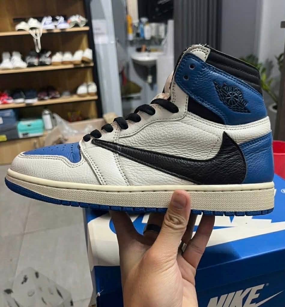 トラヴィススコット × フラグメントデザイン × ナイキ エアジョーダン1 レトロ ハイ OG SP "ミリタリー ブルー"