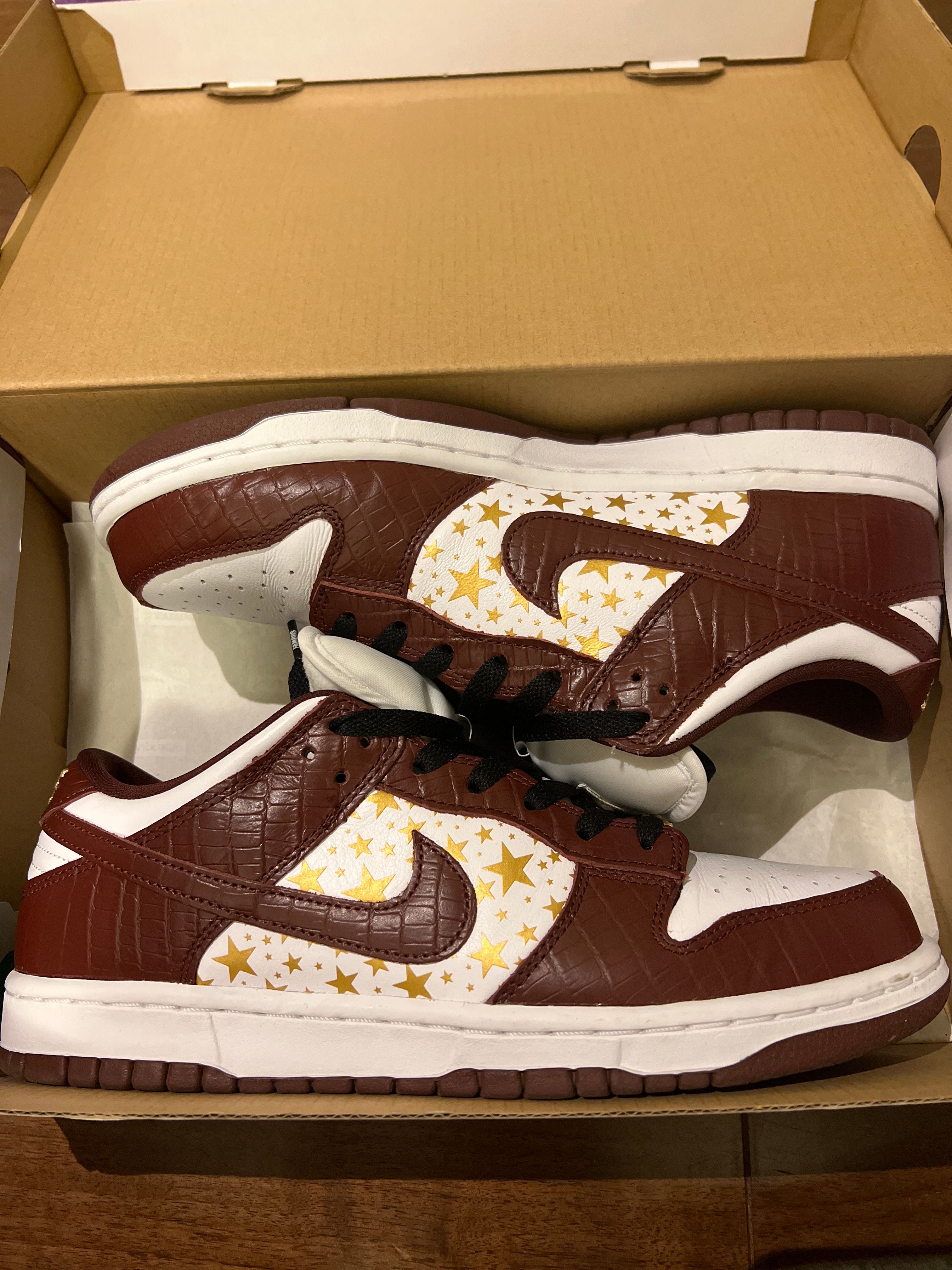 Supreme × Nike SB Dunk Low OG QS Gold Stars "White/Barkroot Brown"