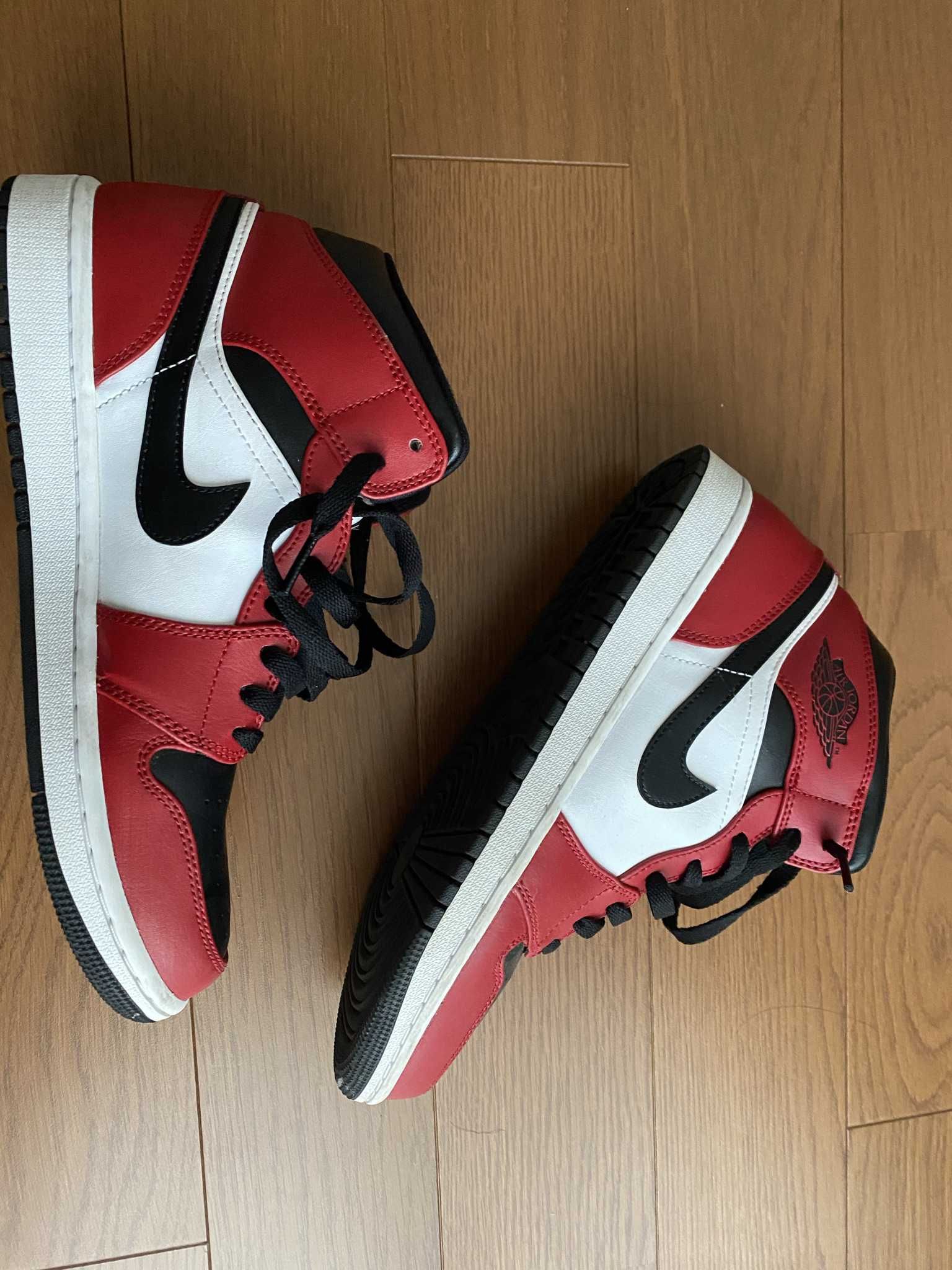 Nike Air Jordan 1 Mid "Chicago Black Toe"