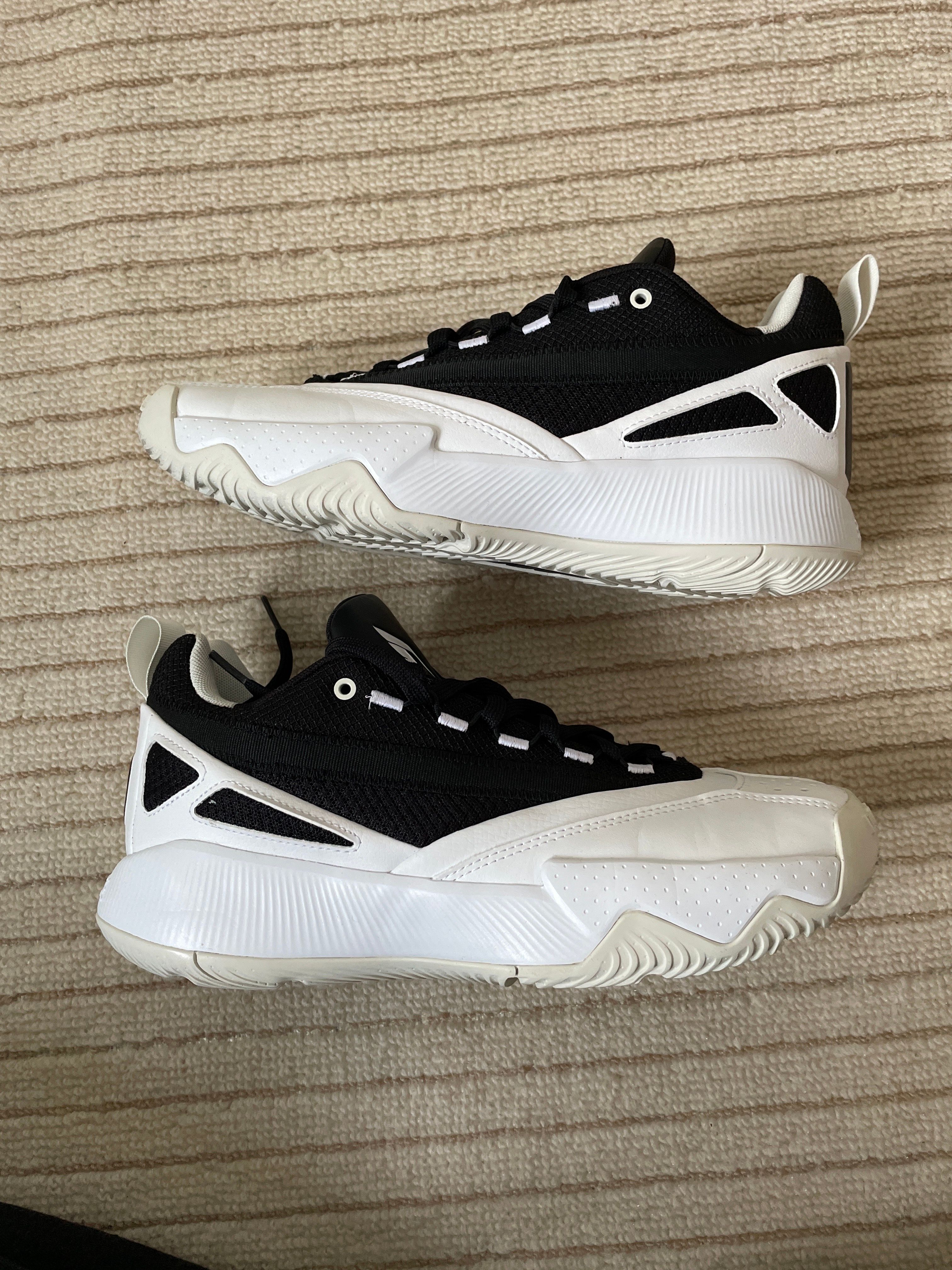 アディダス デイム サーティファイド 2.0 バスケットボール "コアブラック/グレーシックス"