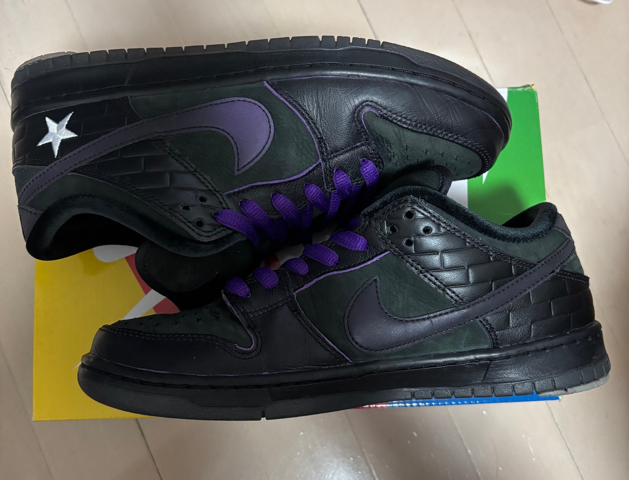 Familia × Nike SB Dunk Low First Avenue "Black/Voltage Purple-White"