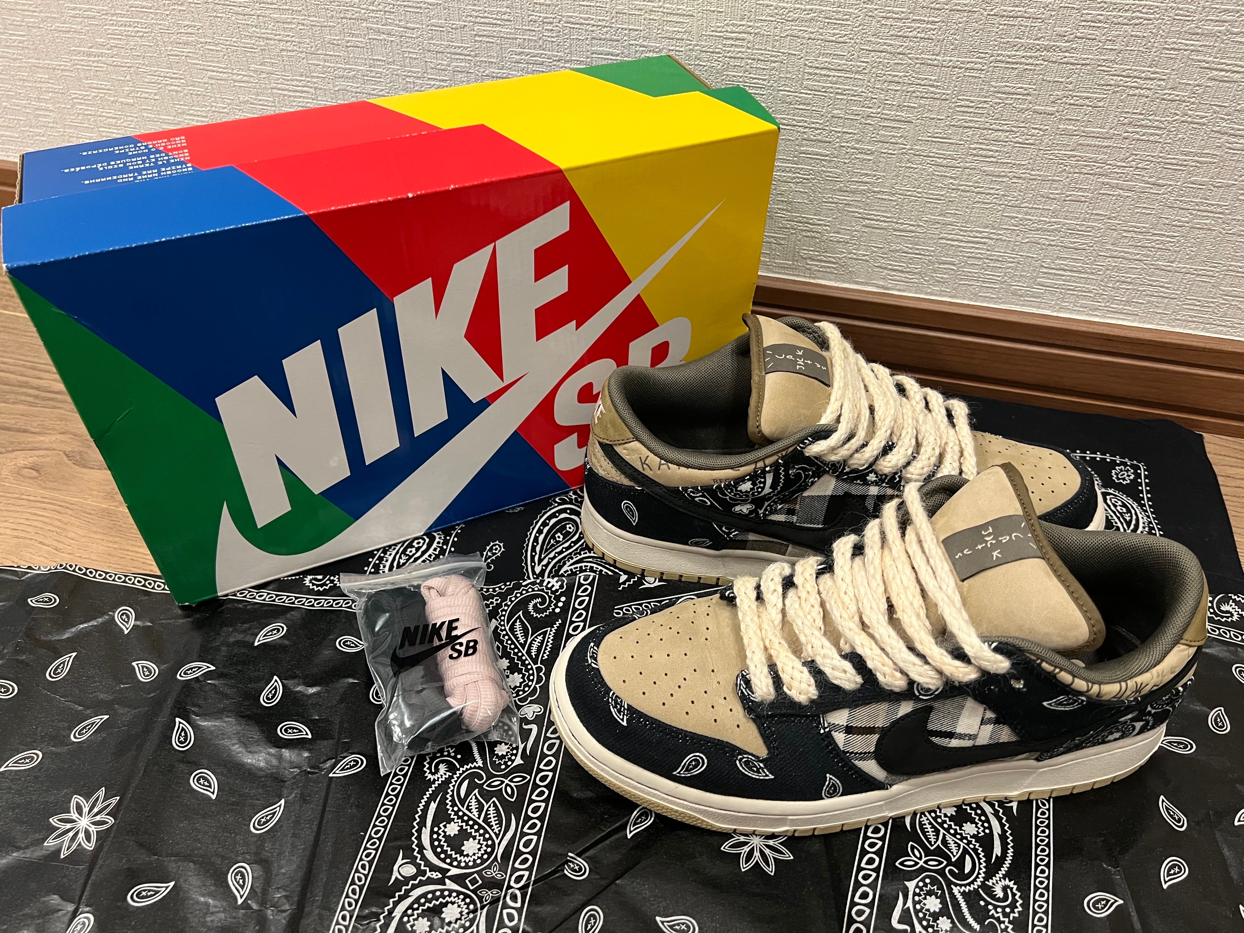 Travis Scott × Nike SB Dunk Low "Black/Parachute Beige"