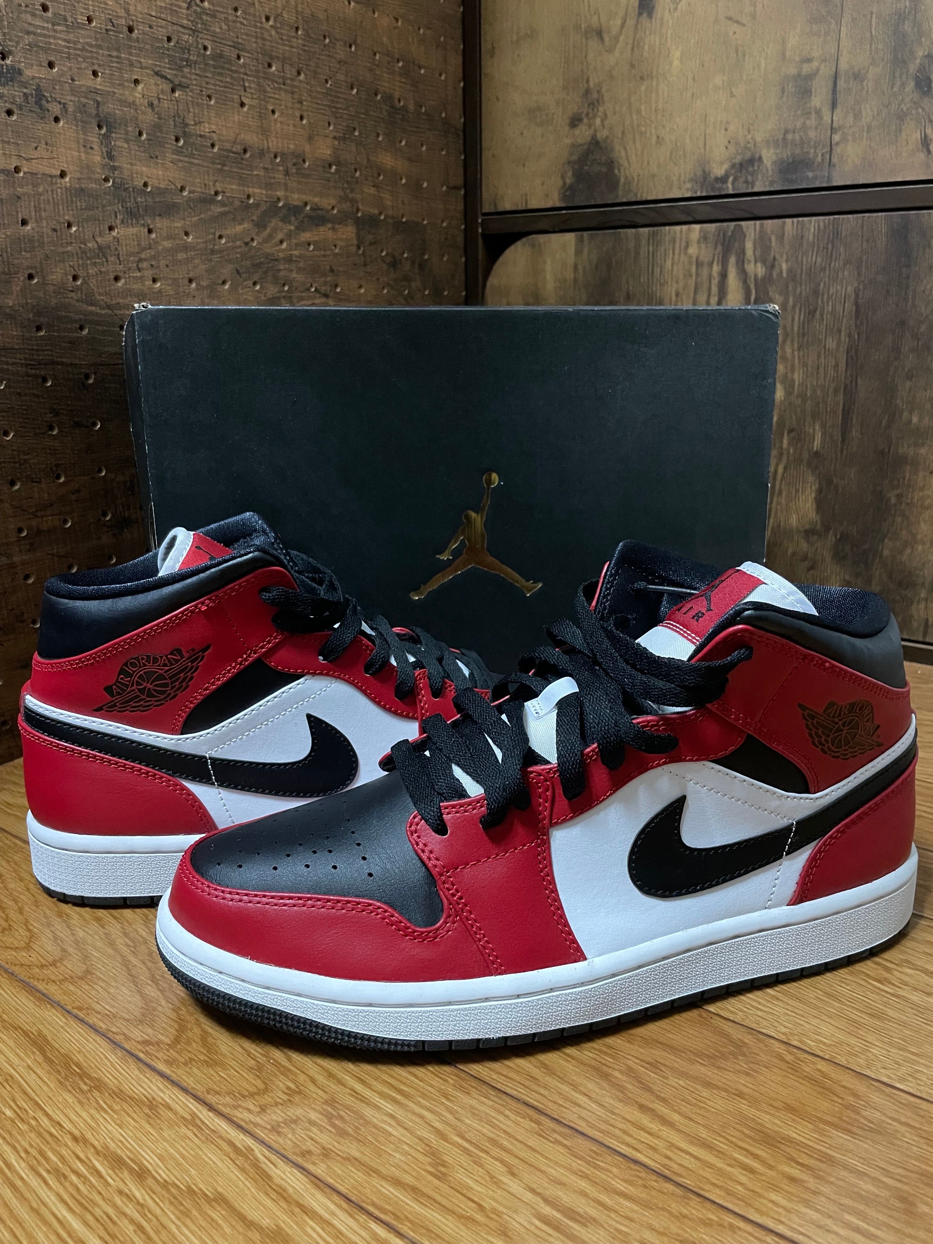 Nike Air Jordan 1 Mid "Chicago Black Toe"