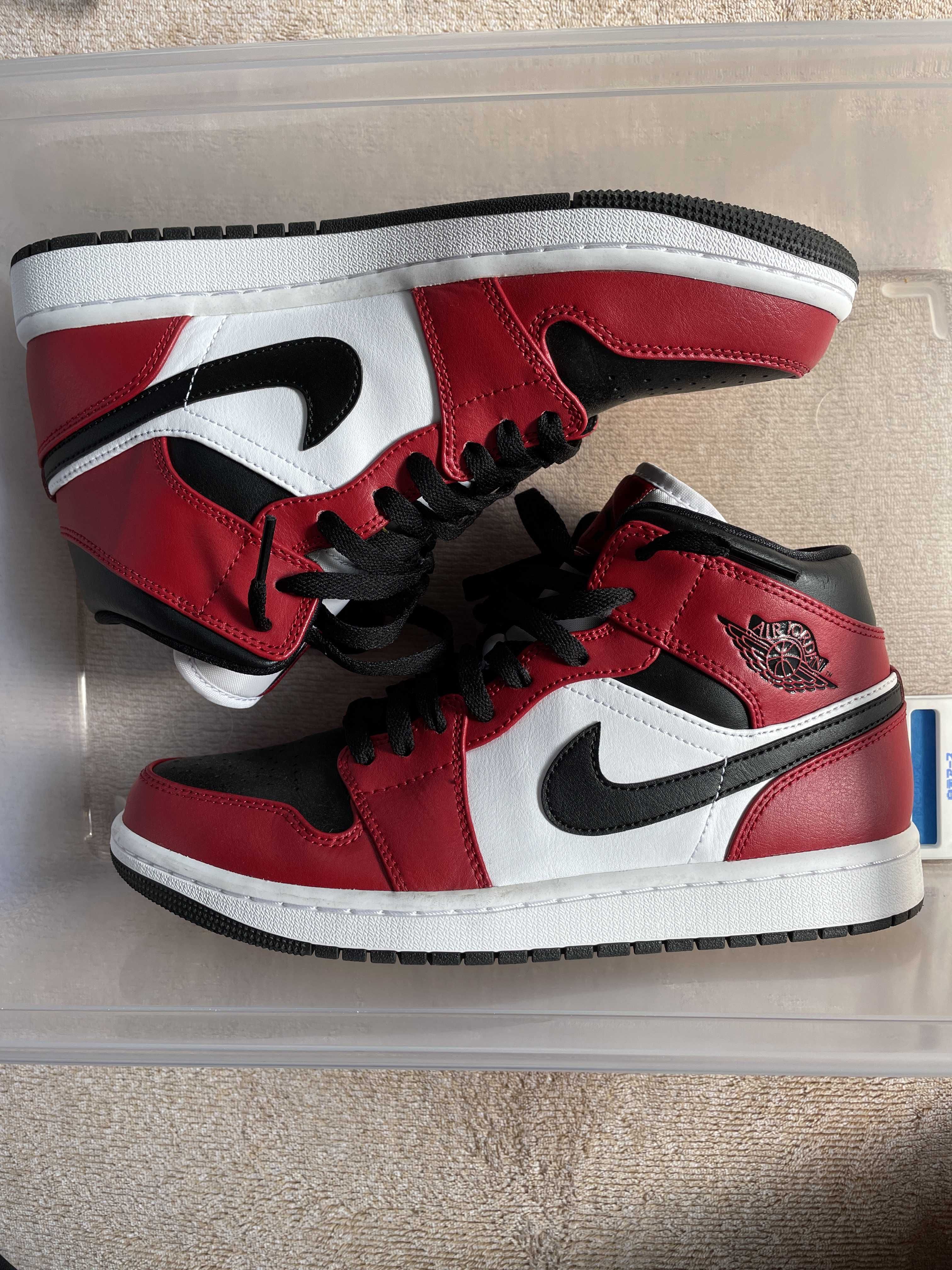 Nike Air Jordan 1 Mid "Chicago Black Toe"