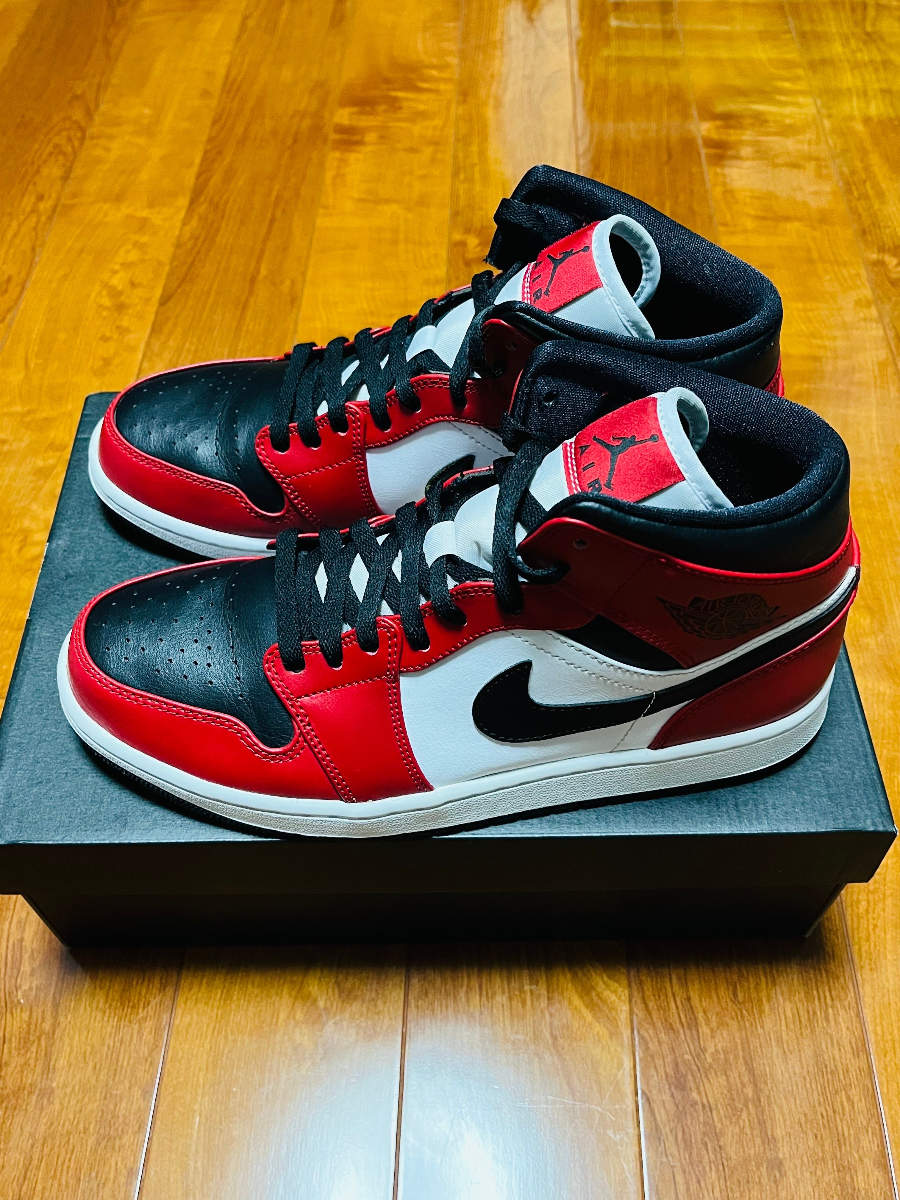 Nike Air Jordan 1 Mid "Chicago Black Toe"
