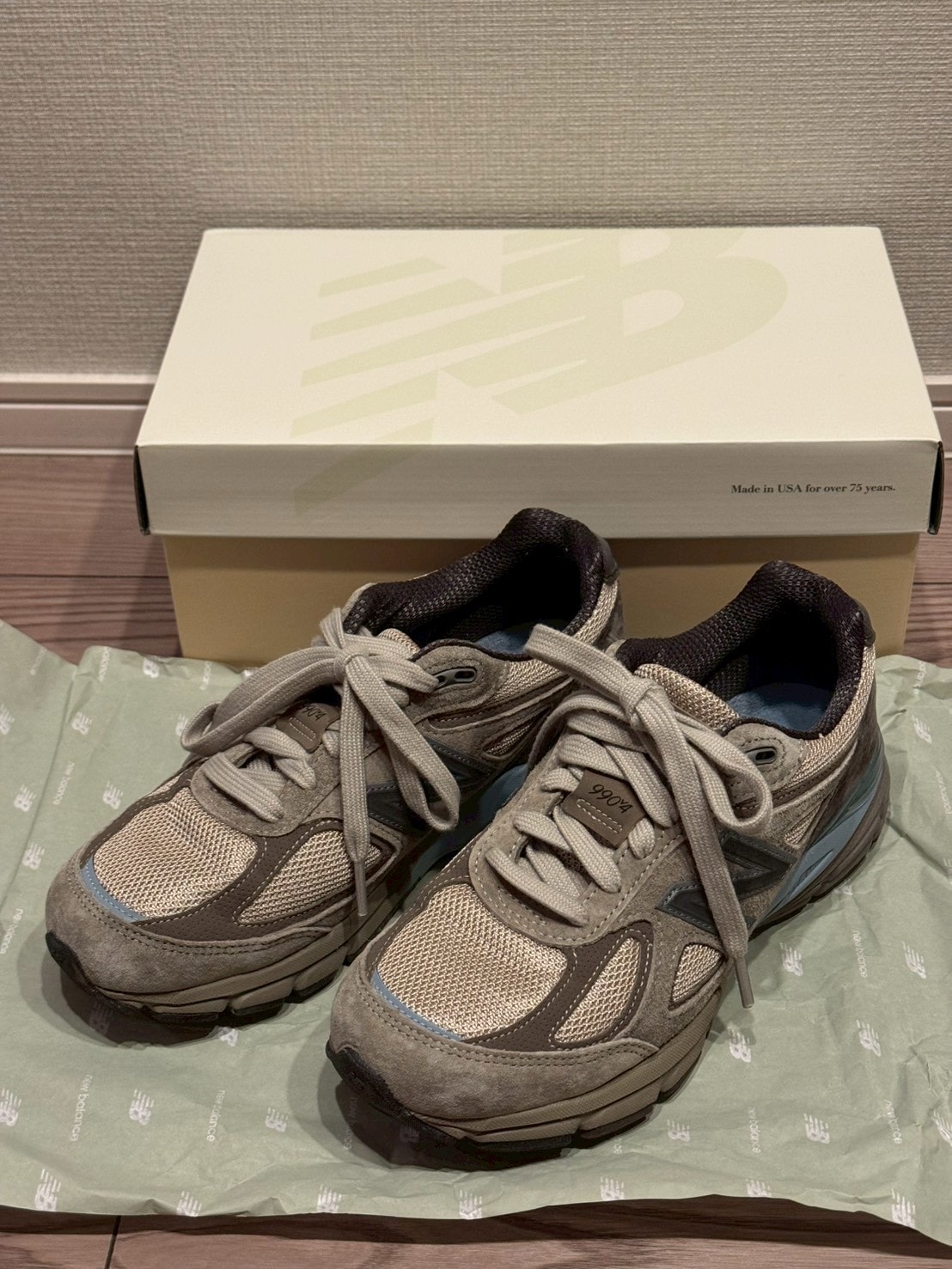 オーラリー × ニューバランス 990V4 "トープ"