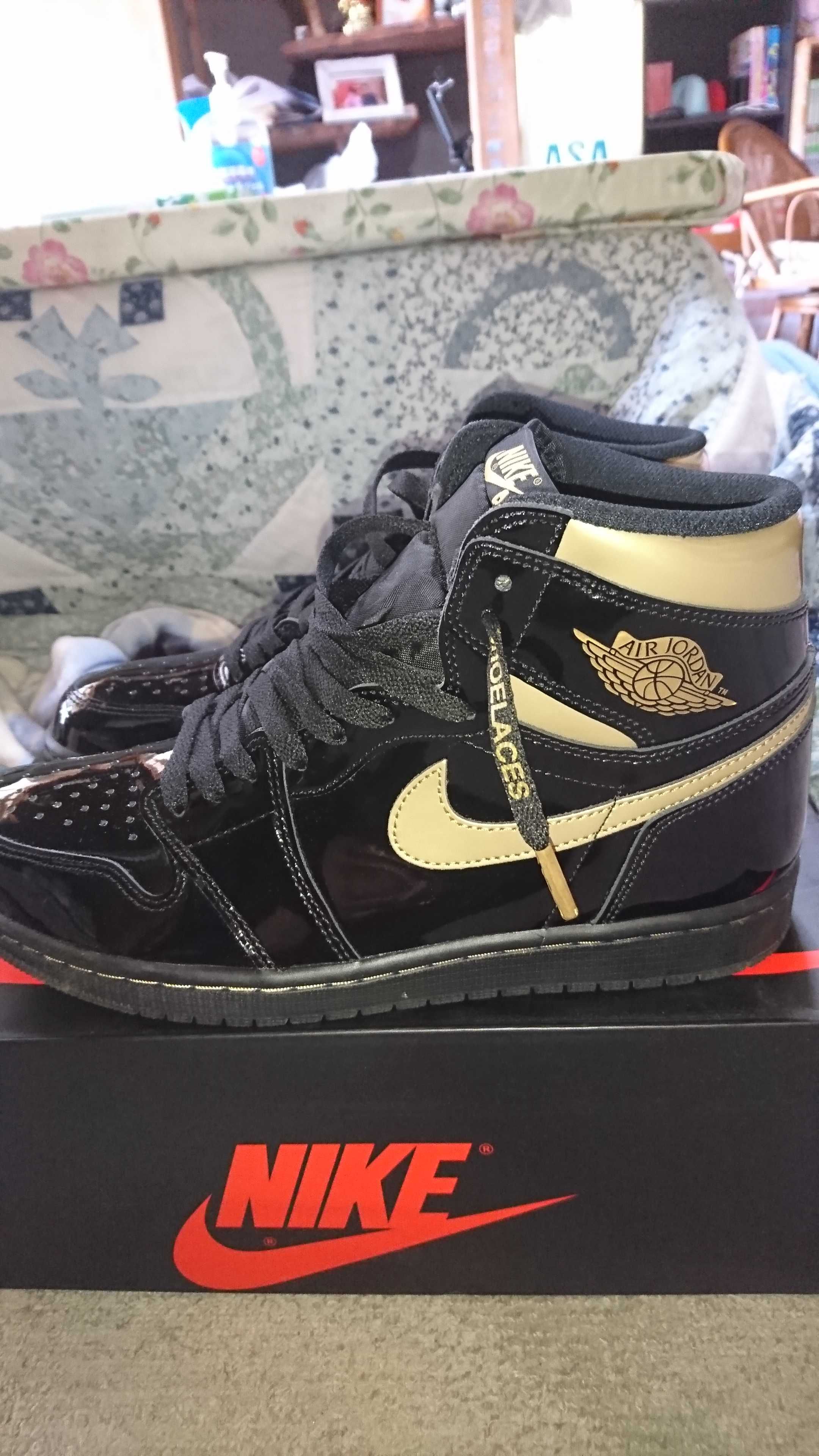 Nike Air Jordan 1 High OG "Black-Metalic Gold"